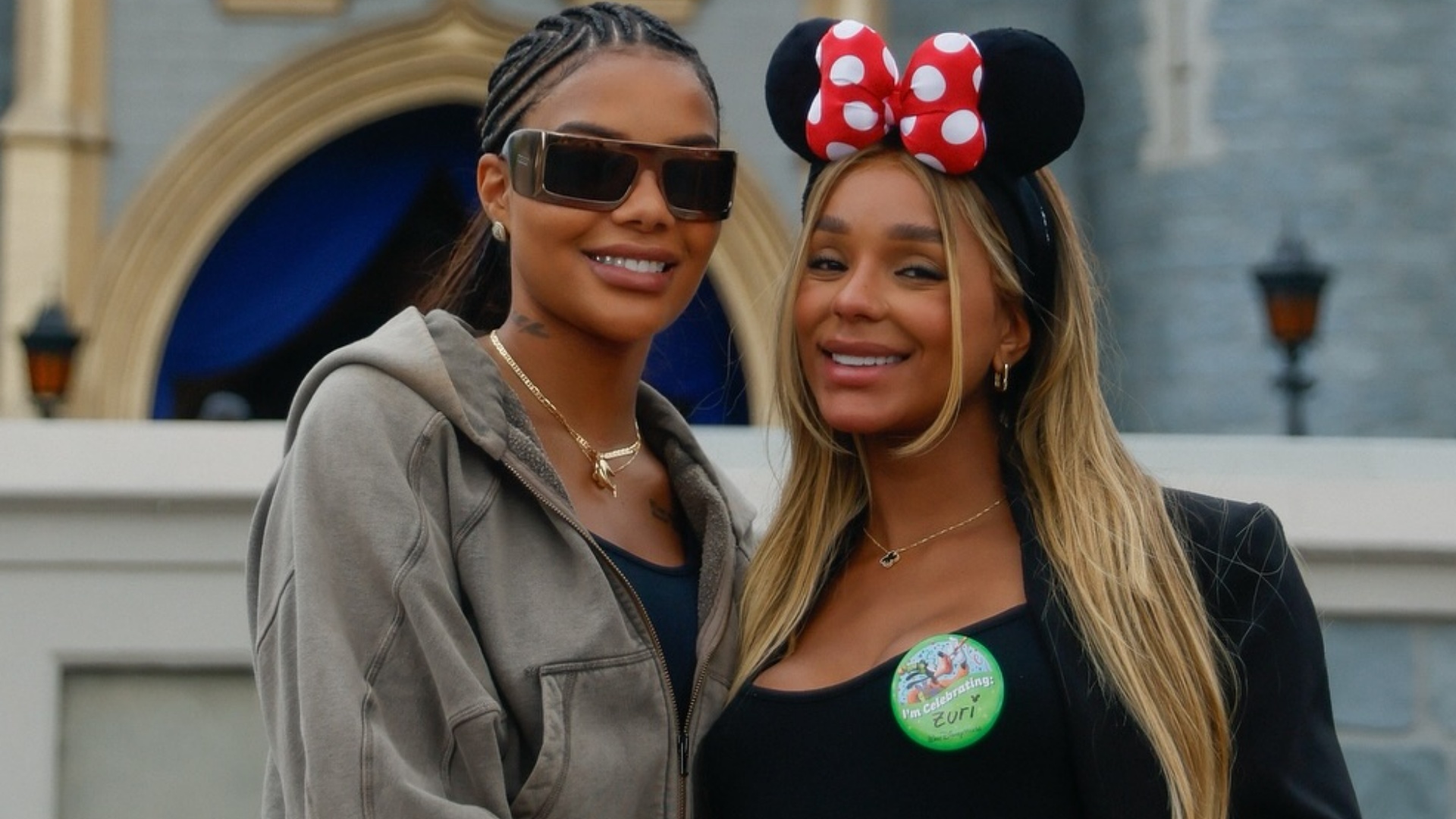 Brunna Gonçalves exibe barrigão de grávida durante passeio na Disney com Ludmilla