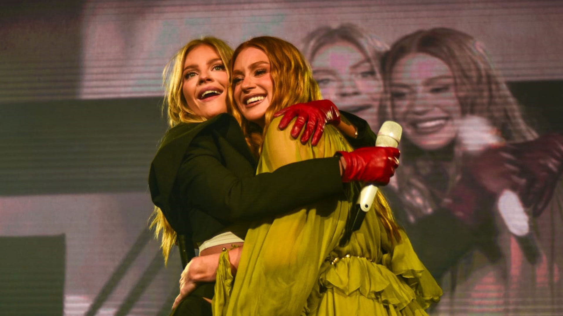 Marina Ruy Barbosa canta ao lado de Luísa Sonza em show
