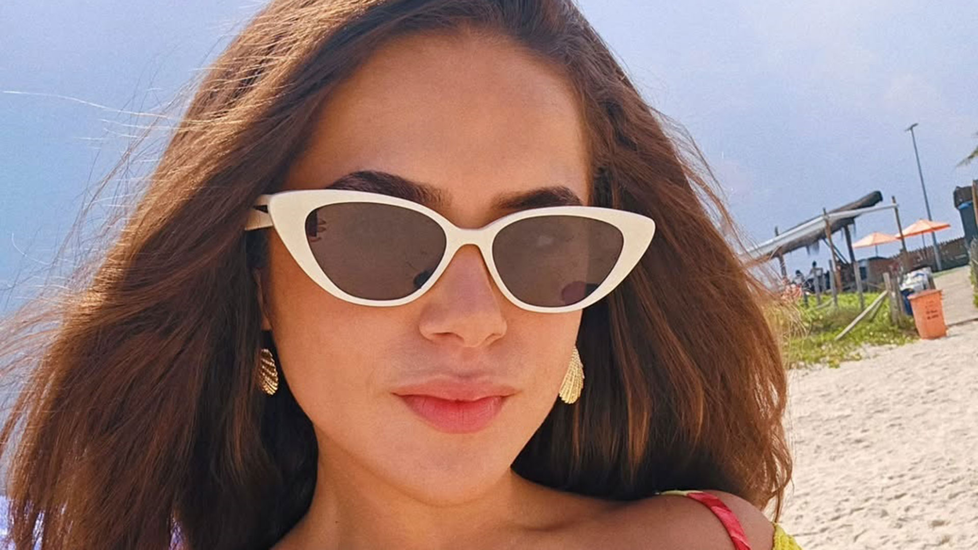 Maisa Silva arrasa em fotos de biquíni ao curtir dia de praia