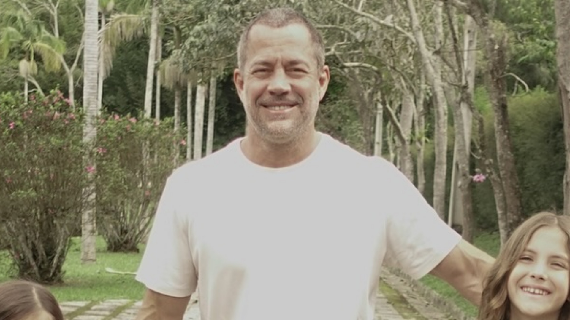 Malvino Salvador curte passeio na natureza com os filhos: ‘Em família’
