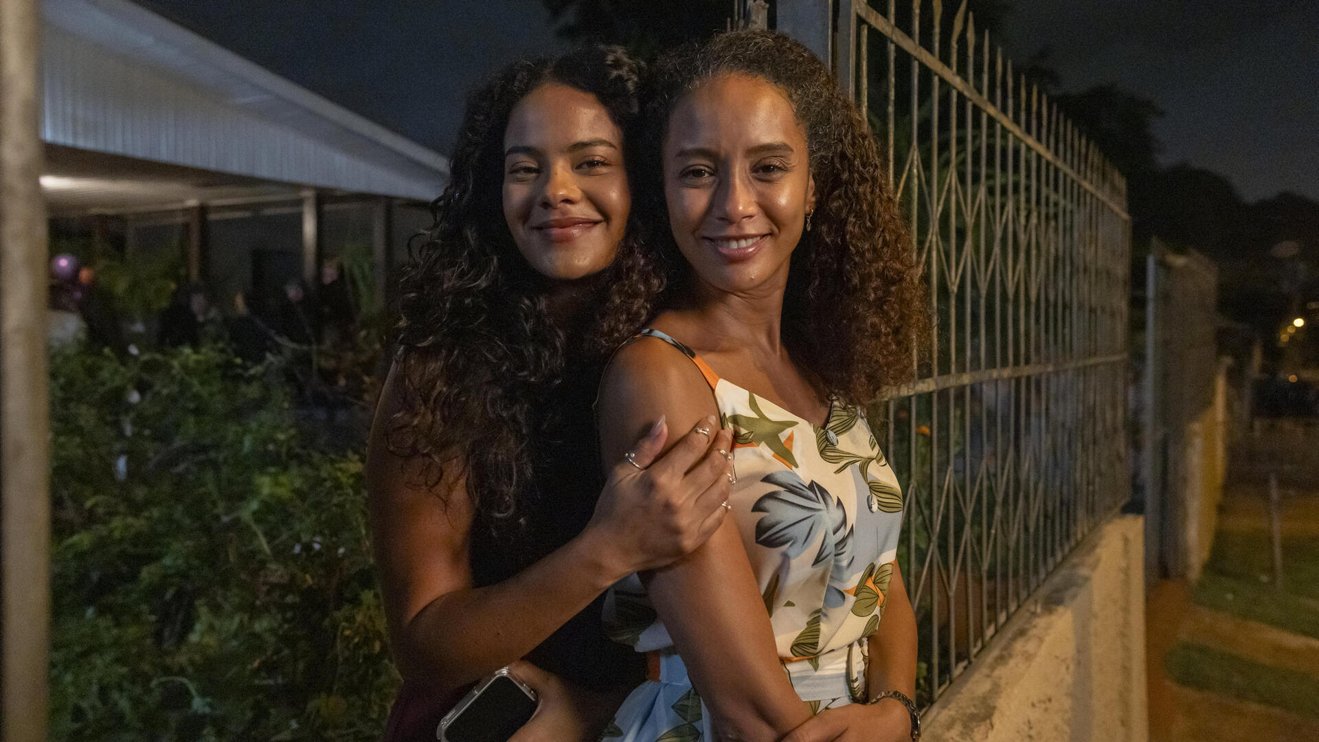 Vale Tudo: Fátima se joga de janela, apanha de César e engana Raquel