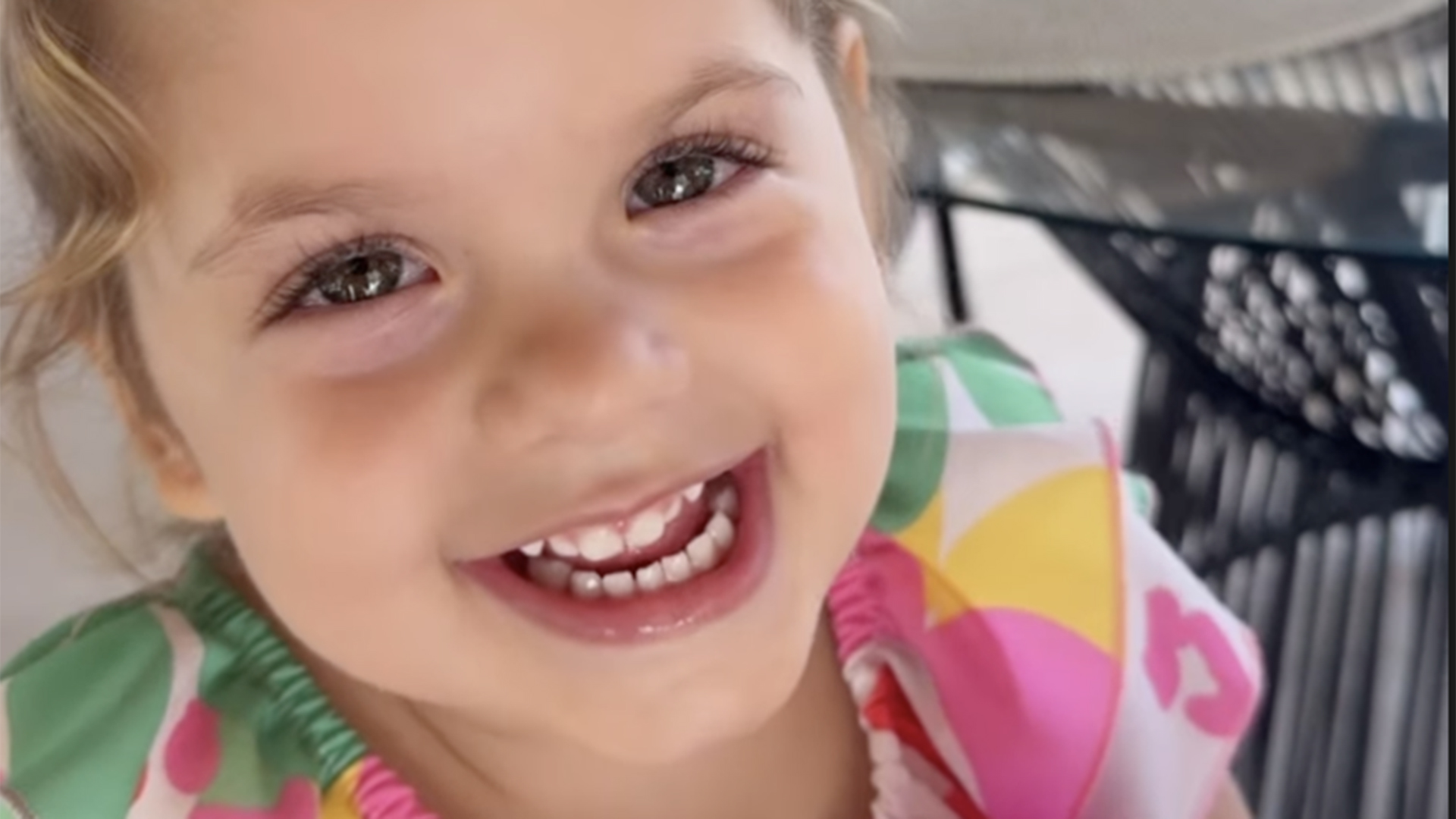 Maria Flor surge com os olhos inchados e Virginia explica o que aconteceu