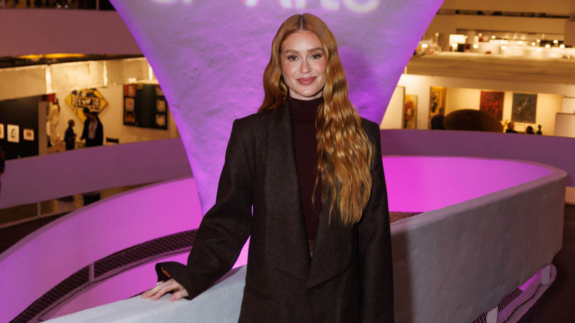 Marina Ruy Barbosa causa alvoroço com fãs mirins em evento