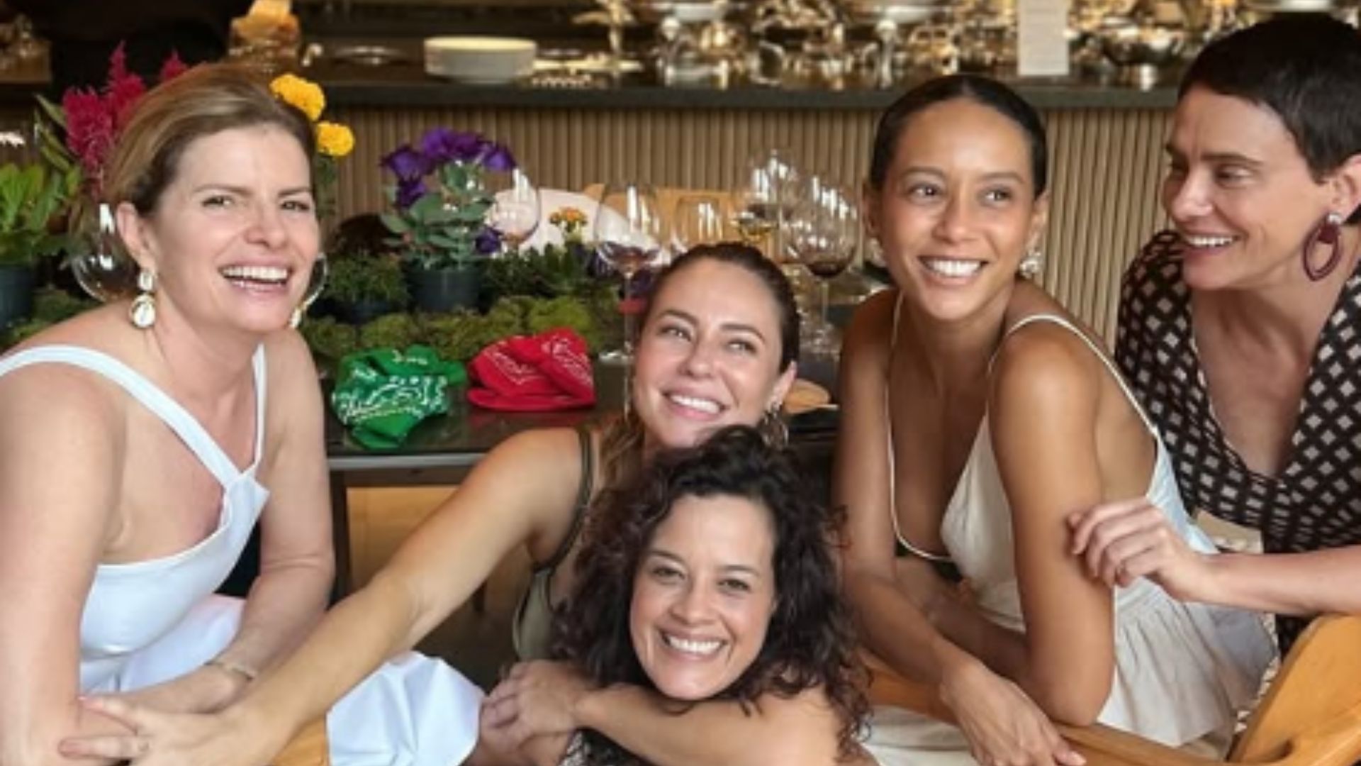 Paolla Oliveira celebra aniversário com almoço especial ao lado do elenco de ‘Vale Tudo’