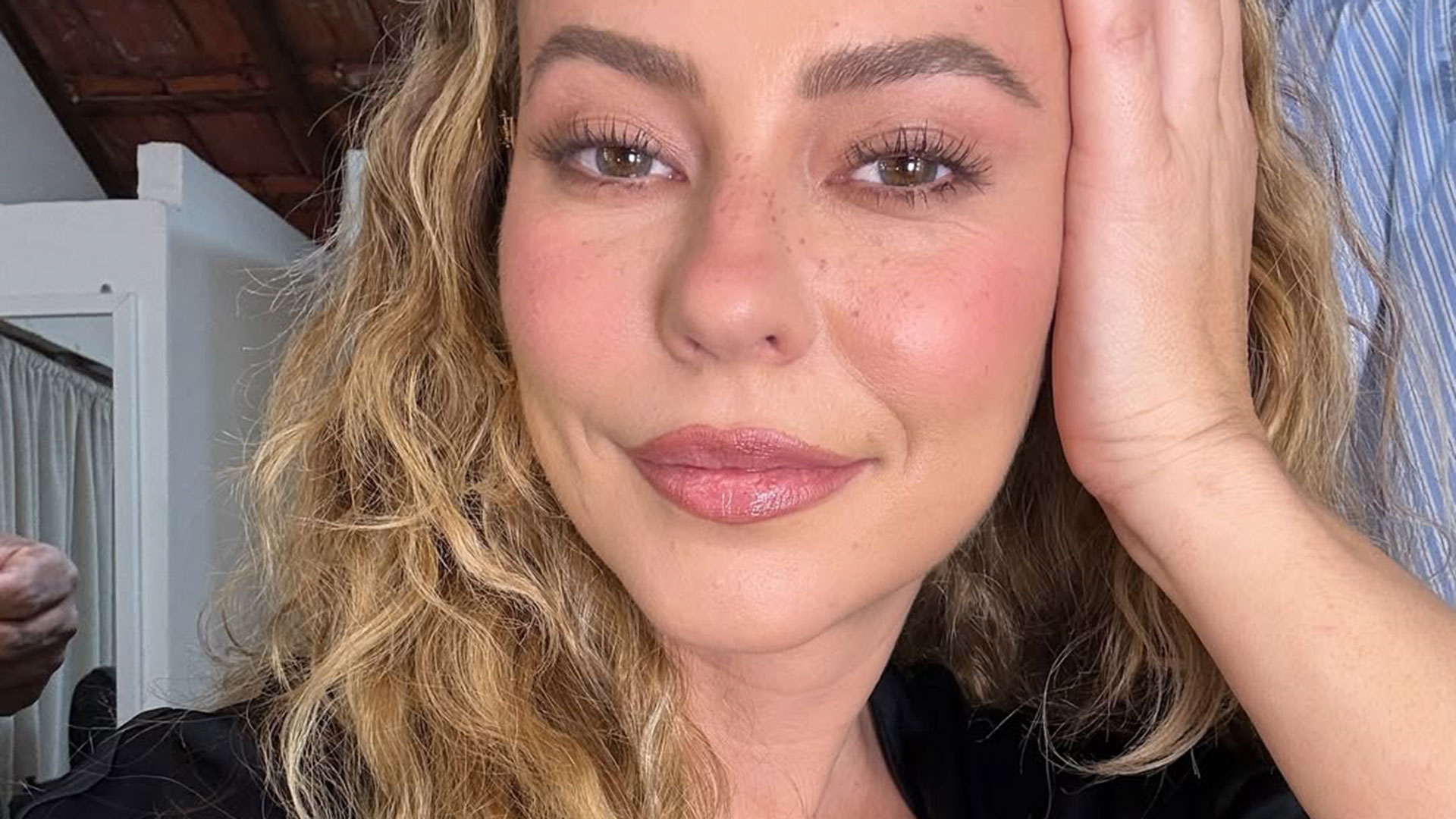 Paolla Oliveira elege look sensual para festa da Rede Globo. Confira!