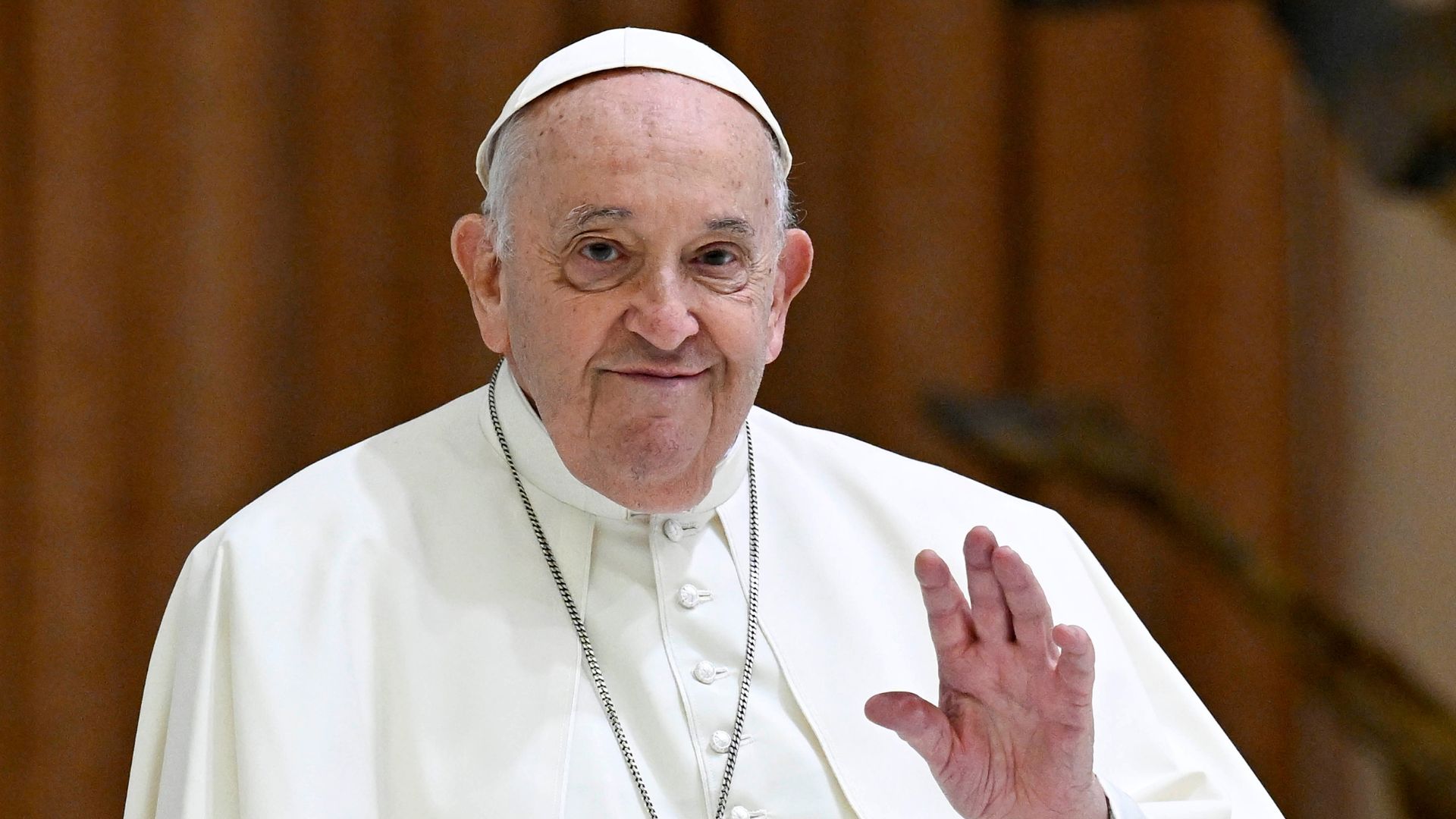 Quem é Angelo Becciu? Cardeal expulso por Papa Francisco deseja votar no Conclave