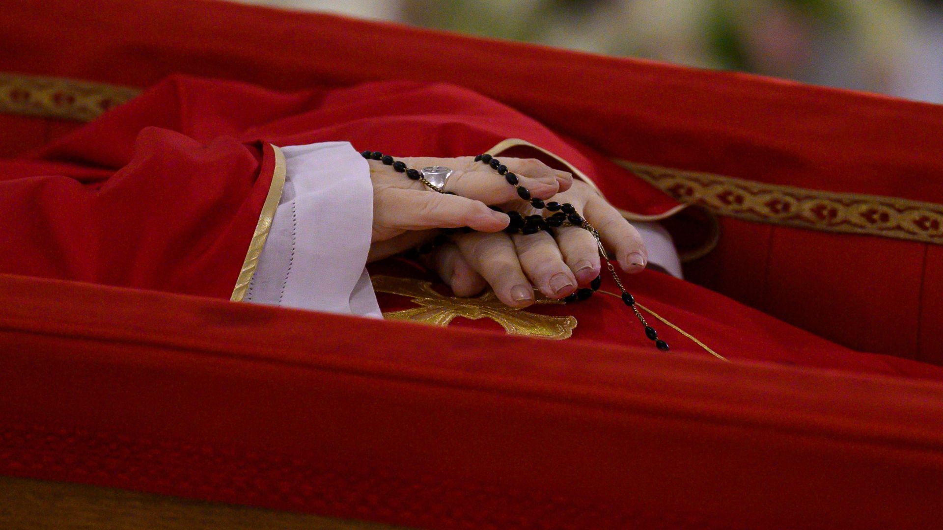 Veja as primeiras imagens de Papa Francisco em caixão de madeira no Vaticano