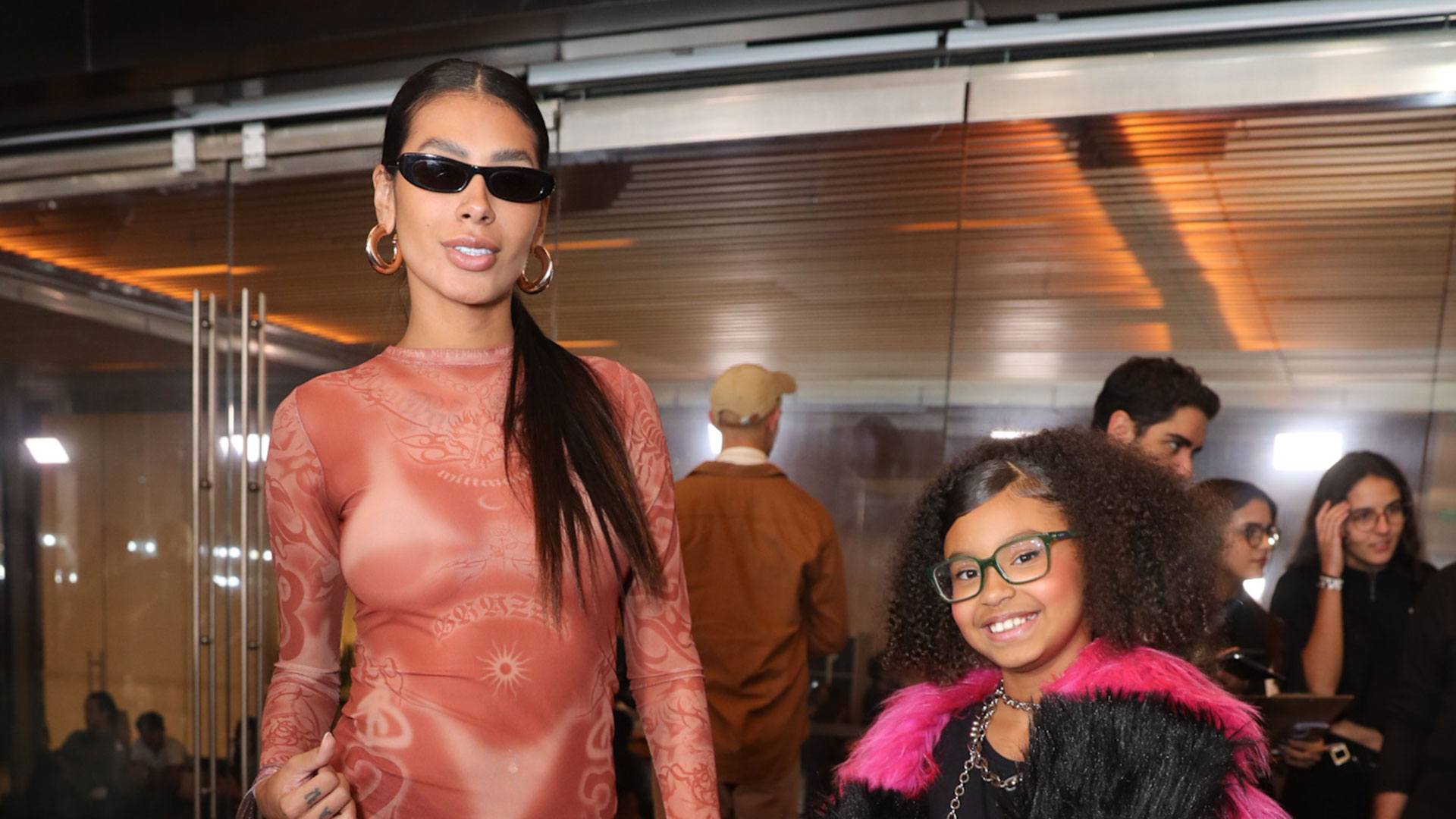 Filha de Pocah rouba a cena em evento de moda. Confira!
