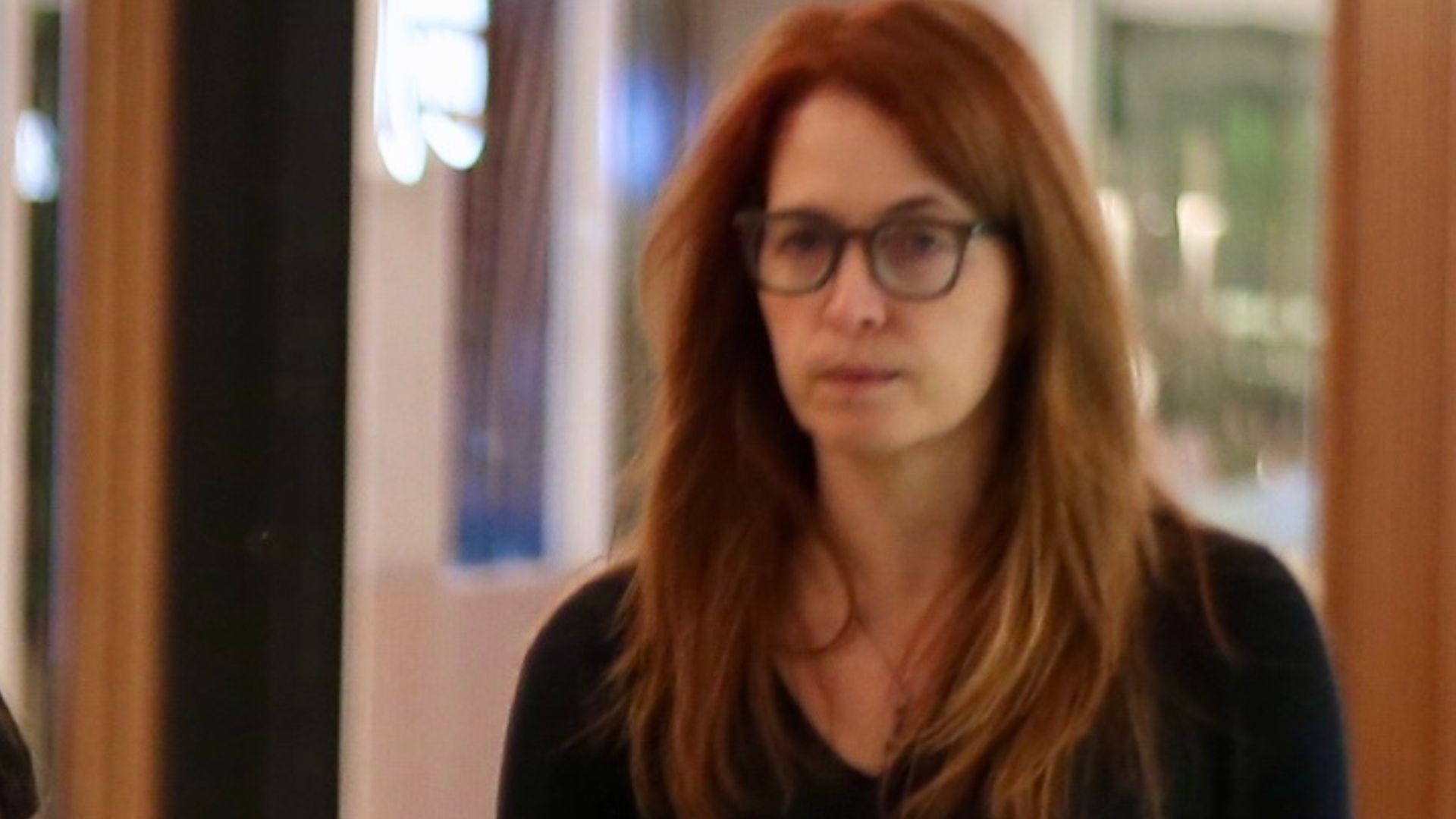 Poliana Abritta faz aparição rara com um dos trigêmeos em shopping no RJ