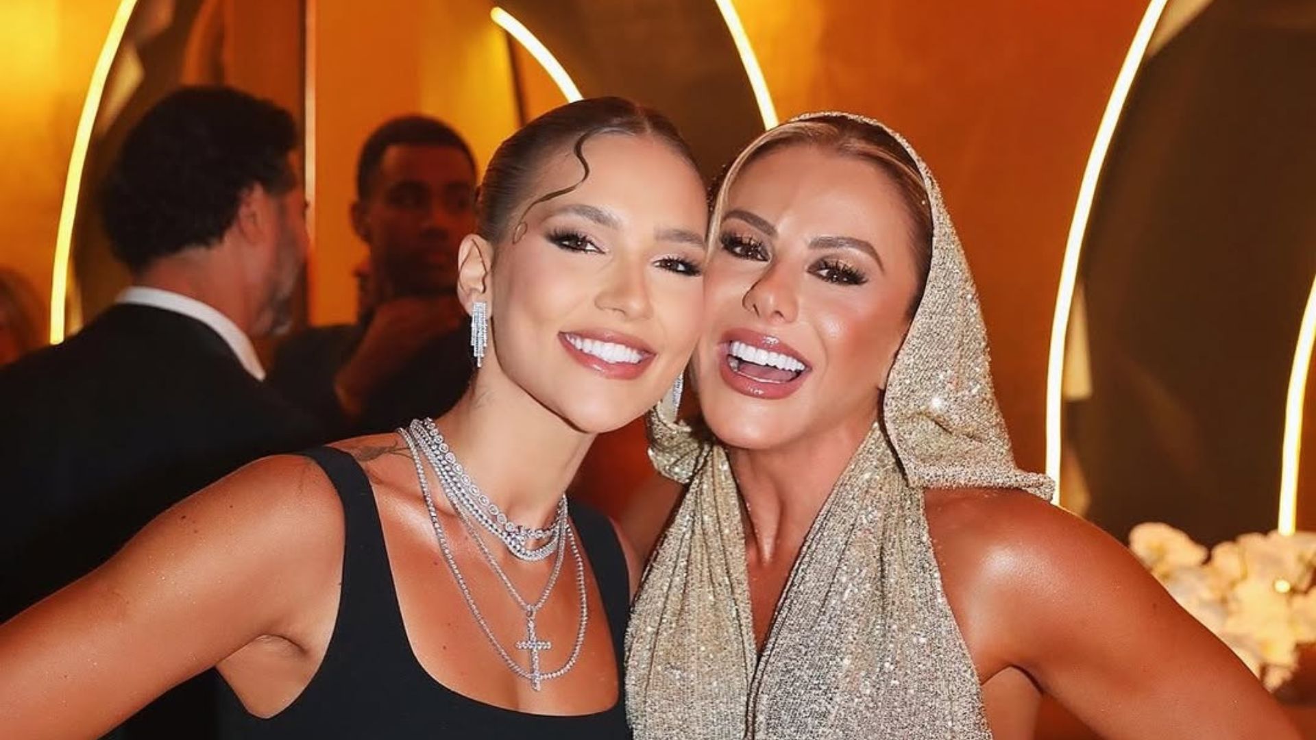 Virginia Fonseca ganha presente luxuoso de Poliana Rocha