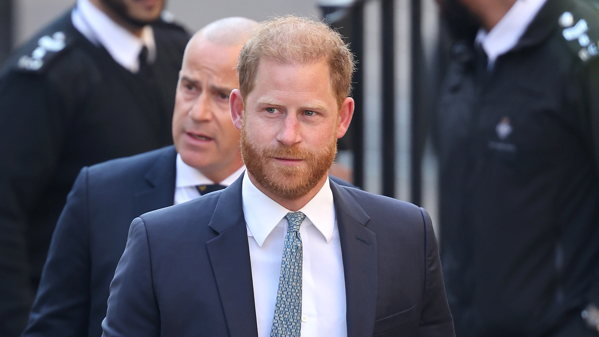 Príncipe Harry vai ao tribunal de justiça em Londres. Entenda o que ele exige