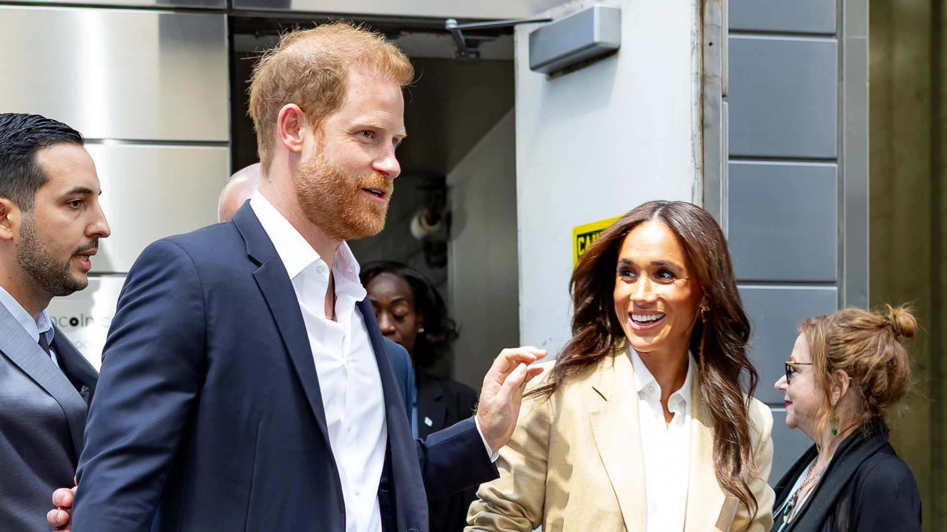 Leitura corporal diz ‘quem é que manda’ em aparição de Harry e Meghan