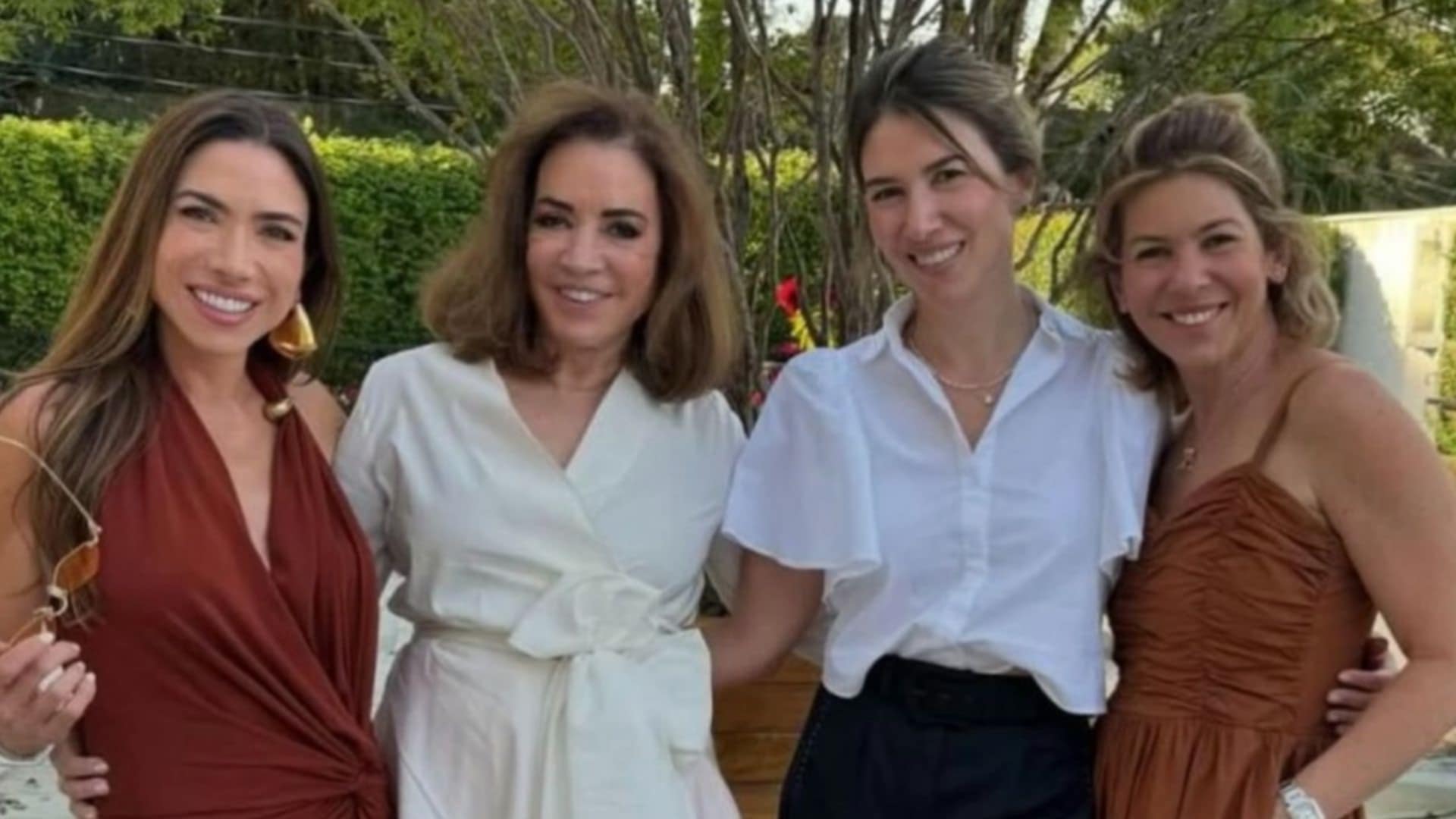 Rebeca Abravanel encanta ao postar foto com as irmãs e a mãe; veja