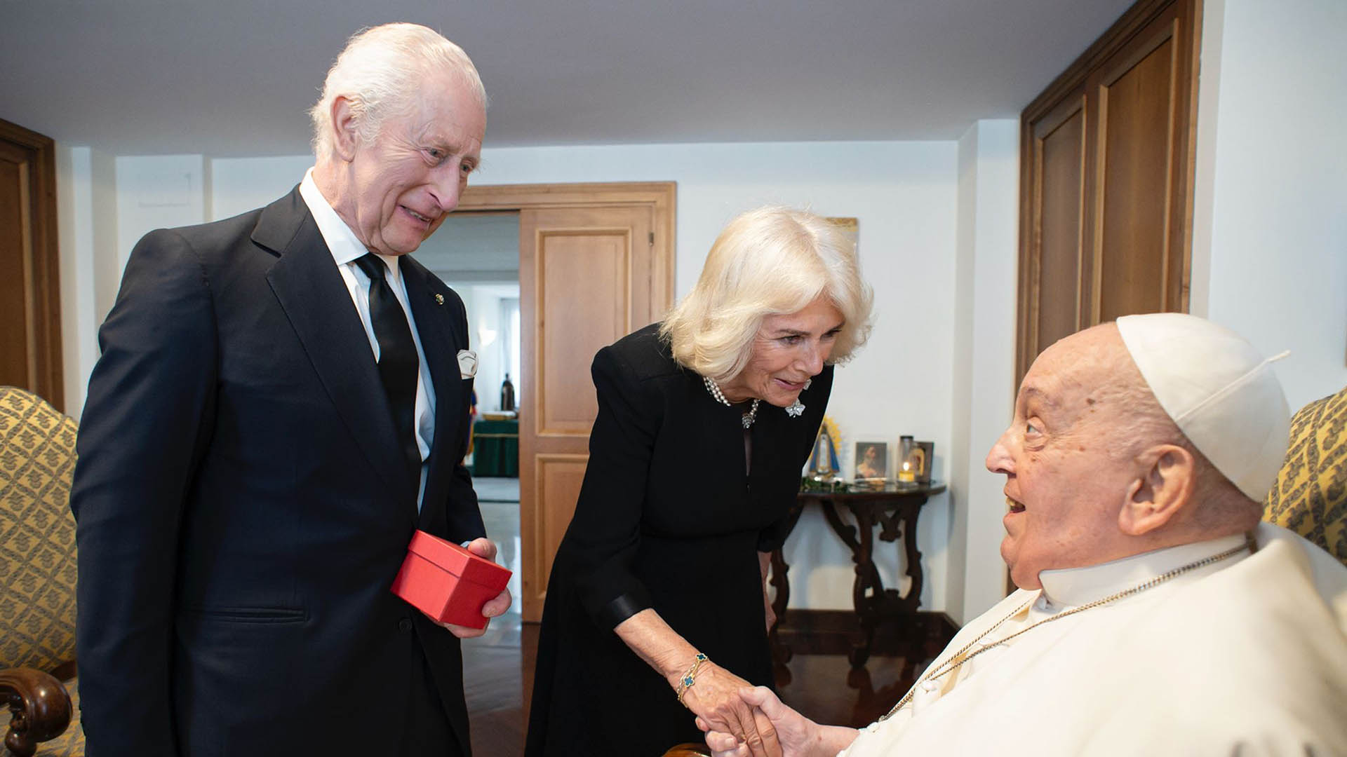 Protocolo proibiu o Rei Charles III de ir ao funeral do Papa Francisco. Entenda