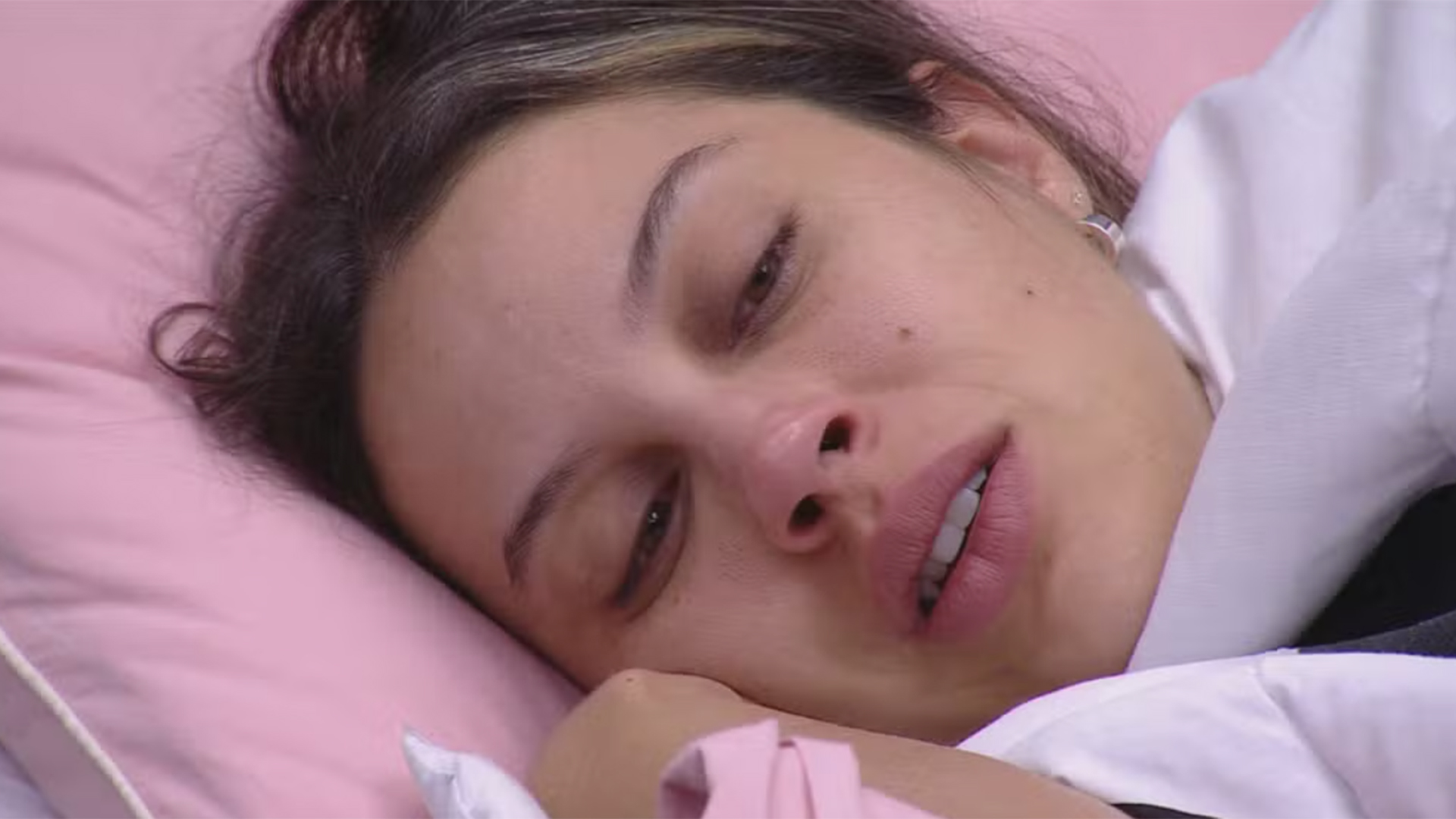BBB 25: Renata se emociona ao perder a prova do finalista e é consolada por Vitória