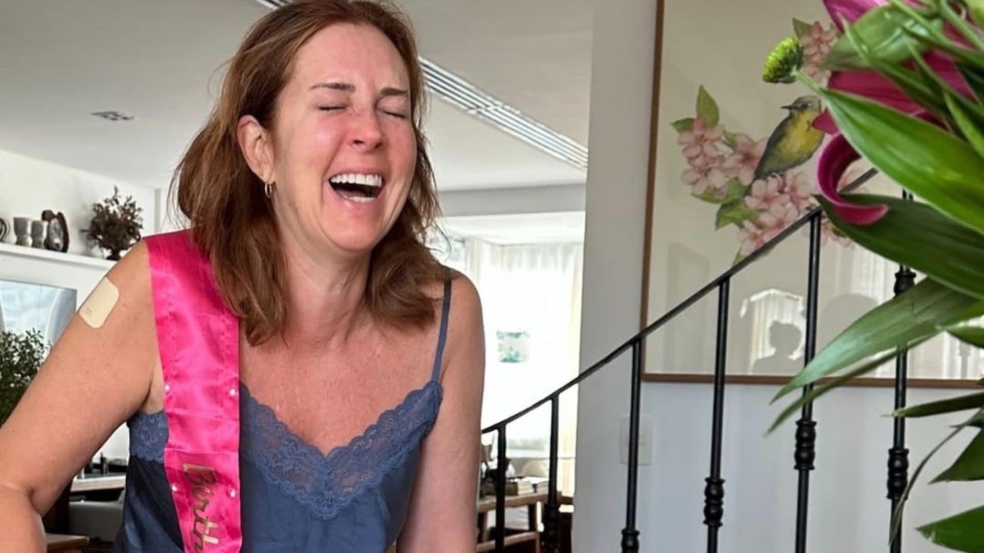 Renata Capucci se mata de rir ao ver seu bolo de aniversário: ‘Hilário’