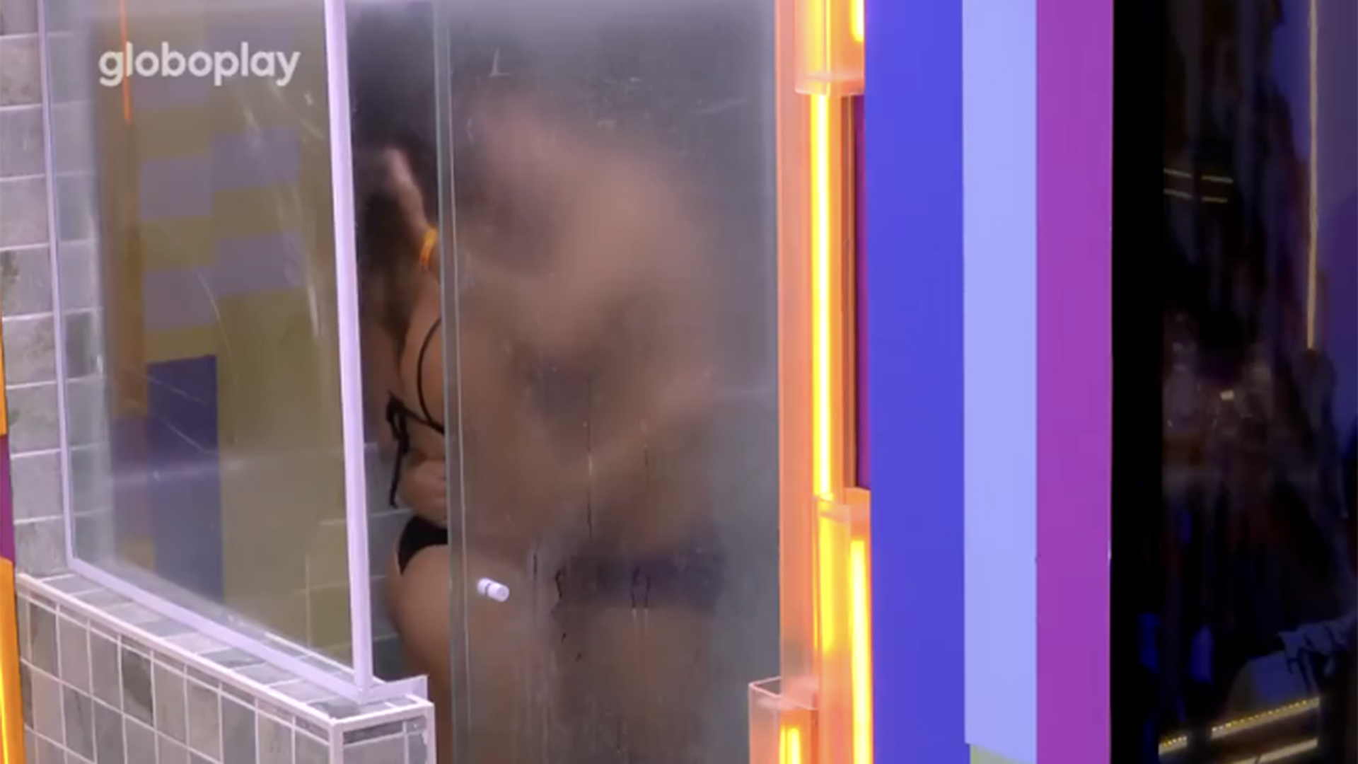 BBB 25: Renata e Maike tomam banho juntos e trocam beijos quentes