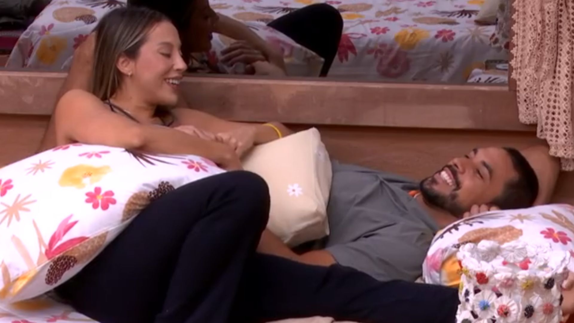 BBB 25: Renata abre o jogo sobre romance com Maike: ‘Depois que a Eva saiu’