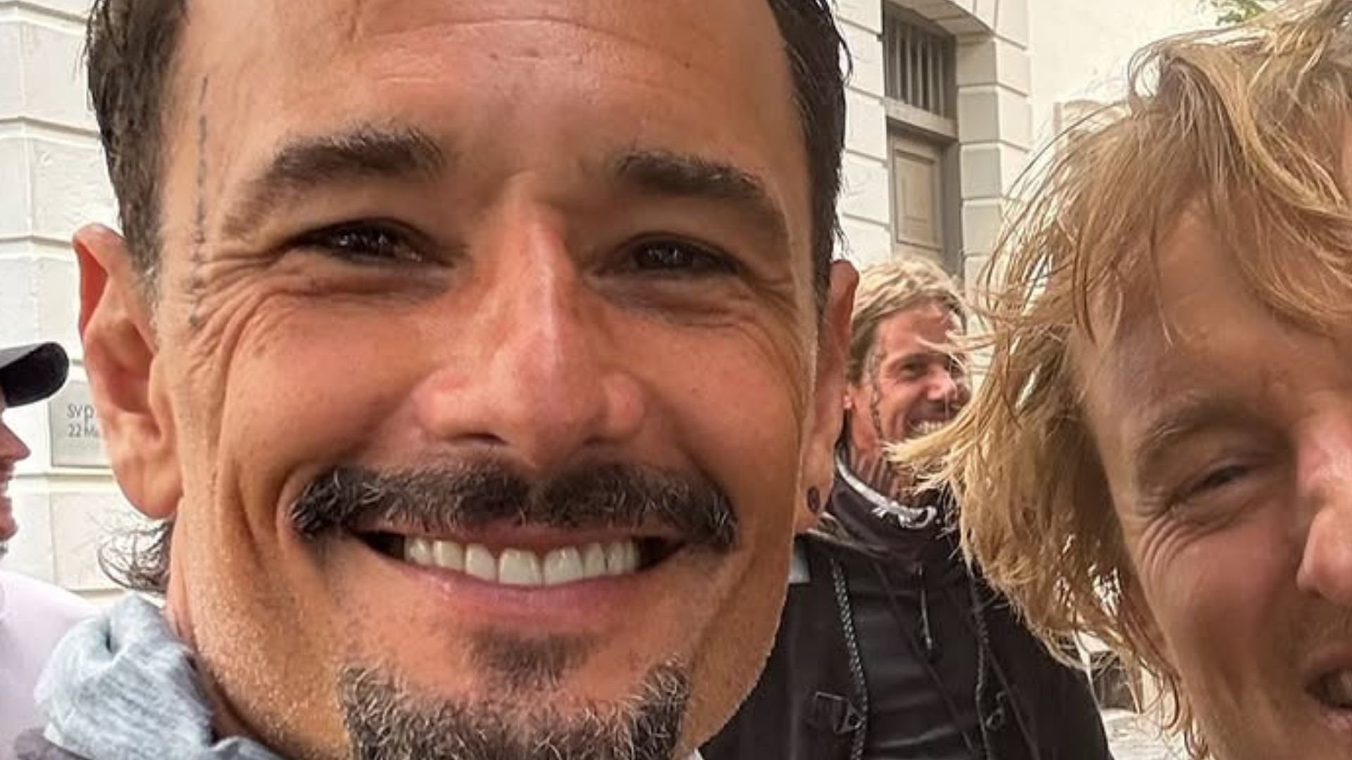 Rodrigo Santoro posta foto com Owen Wilson nos bastidores de novo filme