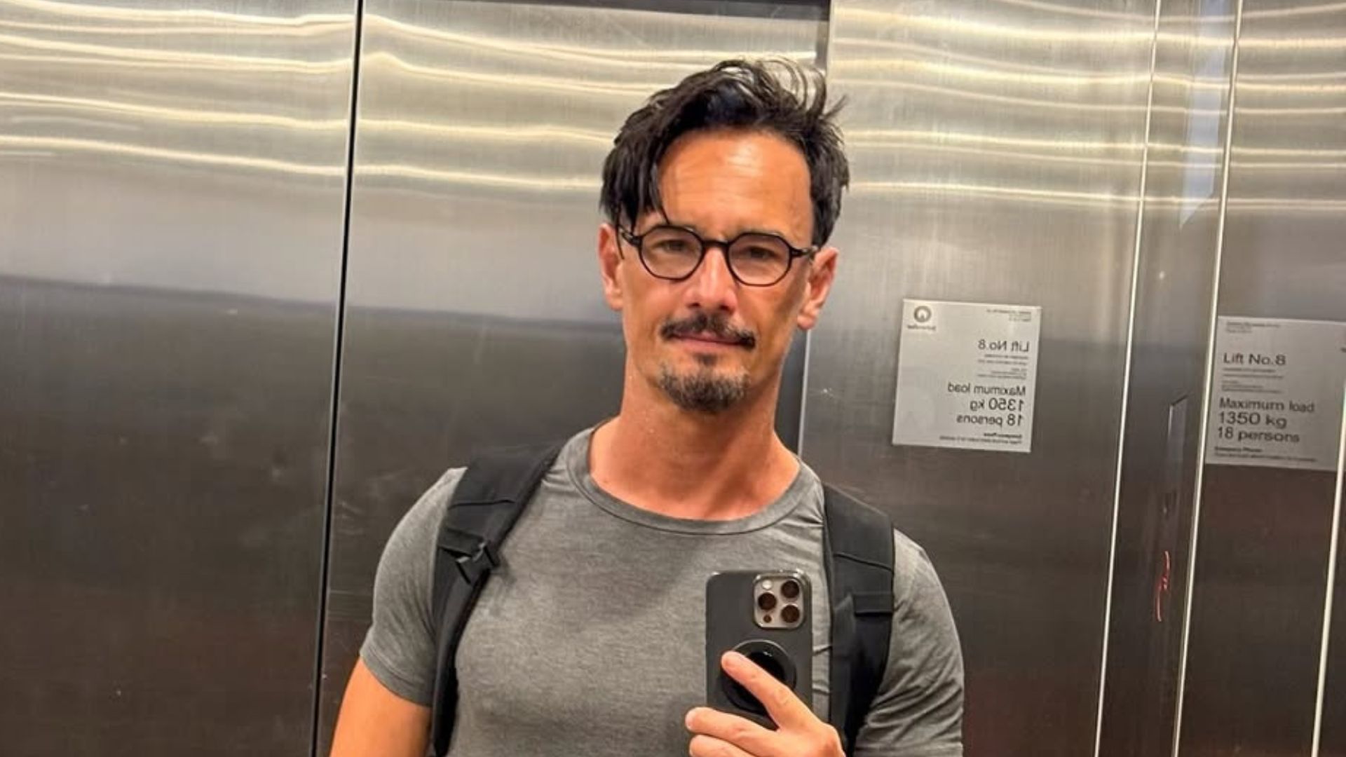 Rodrigo Santoro mostra foto inédita com a filha caçula no colo