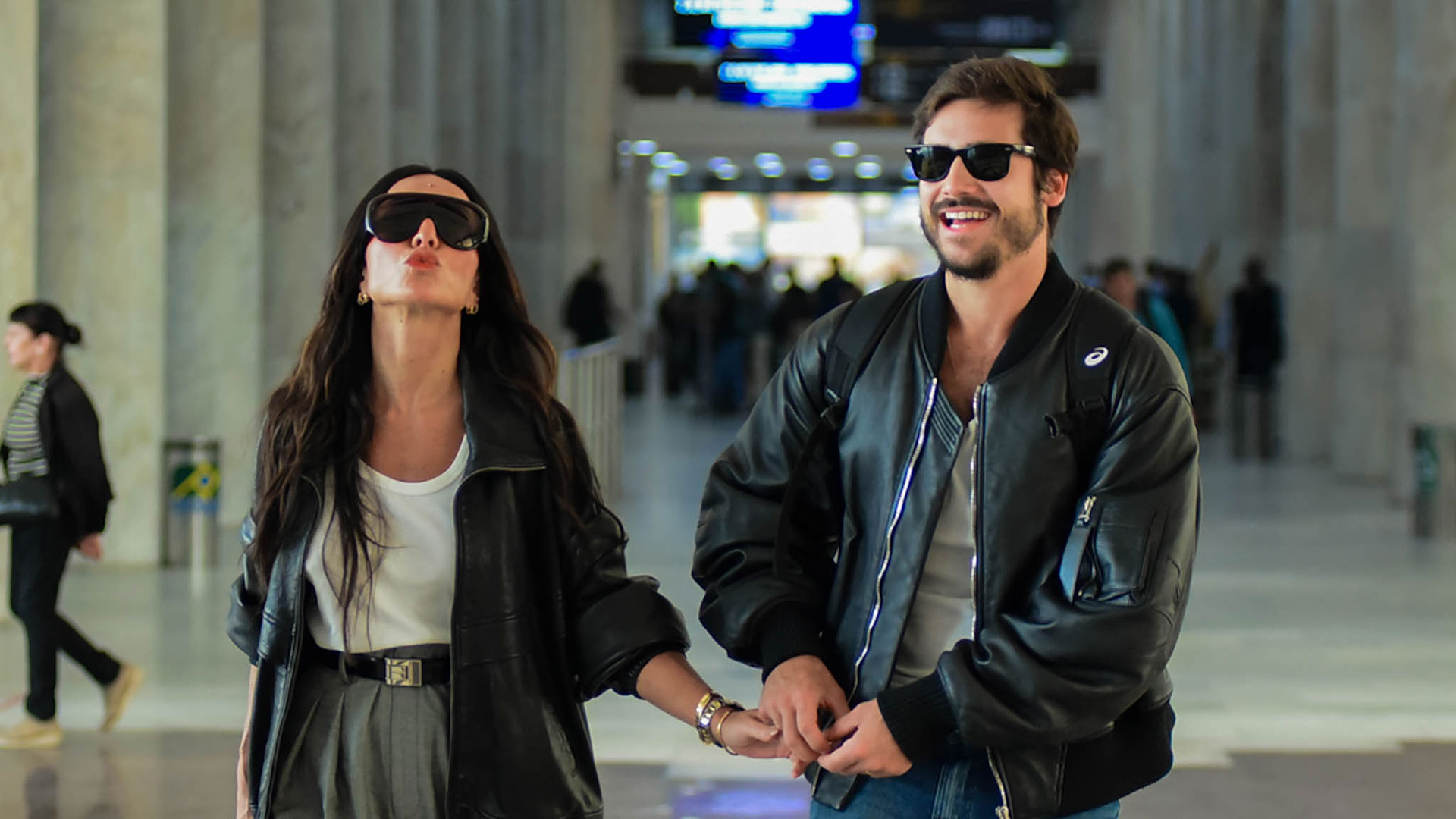 Sabrina Sato e Nicolas Prattes esbanjam simpatia no aeroporto