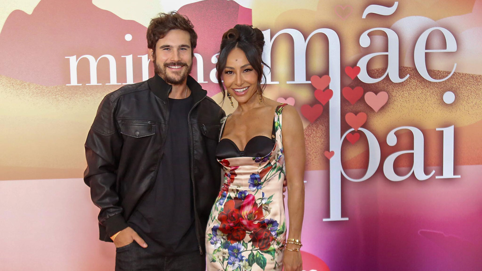 Sabrina Sato ganha flores de Nicolas Prattes em lançamento de programa