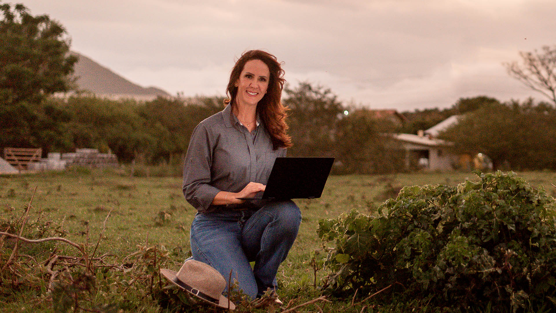 Um pé na bota e outro no salto: Samanta Pineda é autoridade brasileira em Direito Ambiental