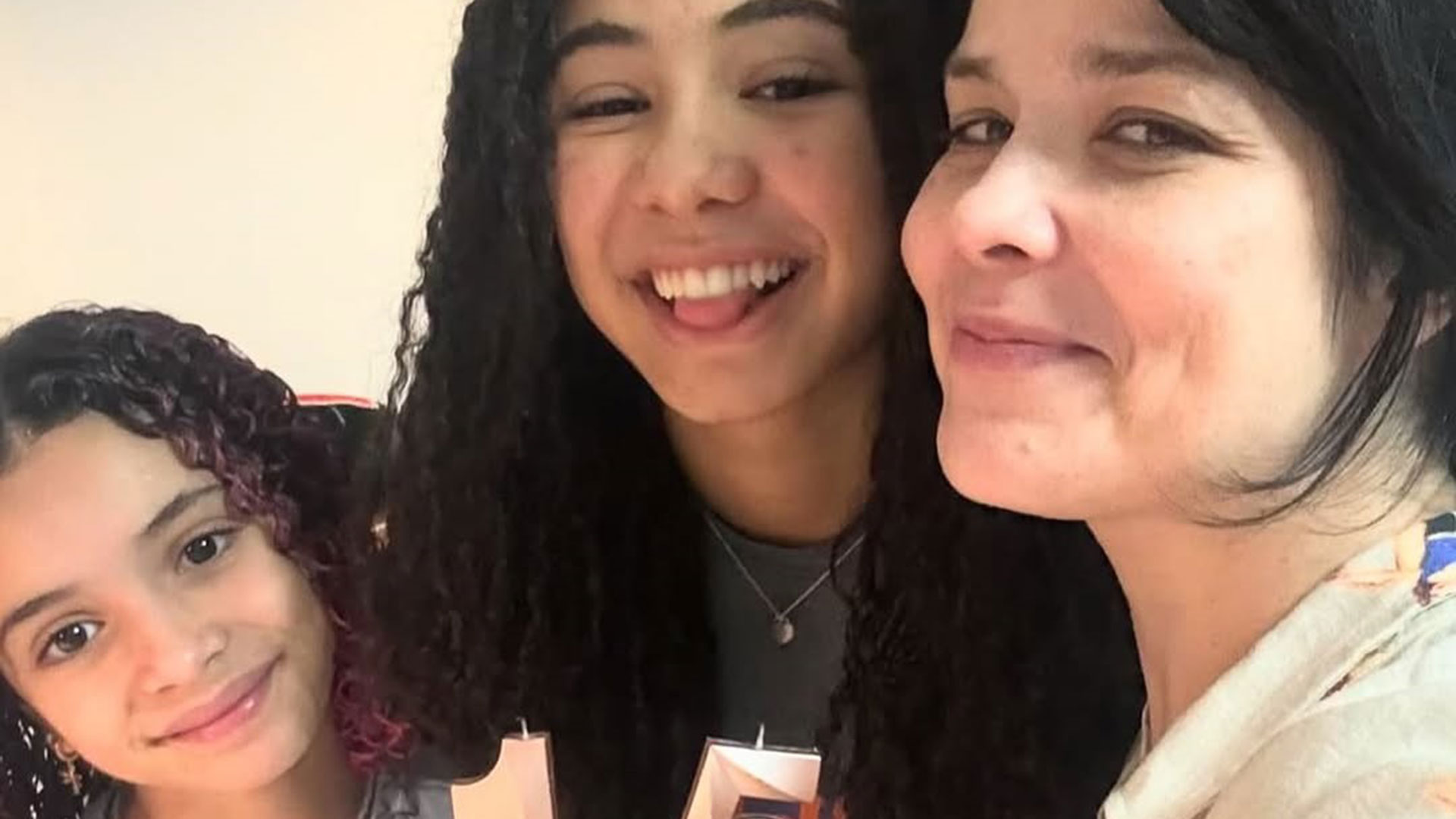 Samara Felippo relembra fotos com as filhas e faz pedido