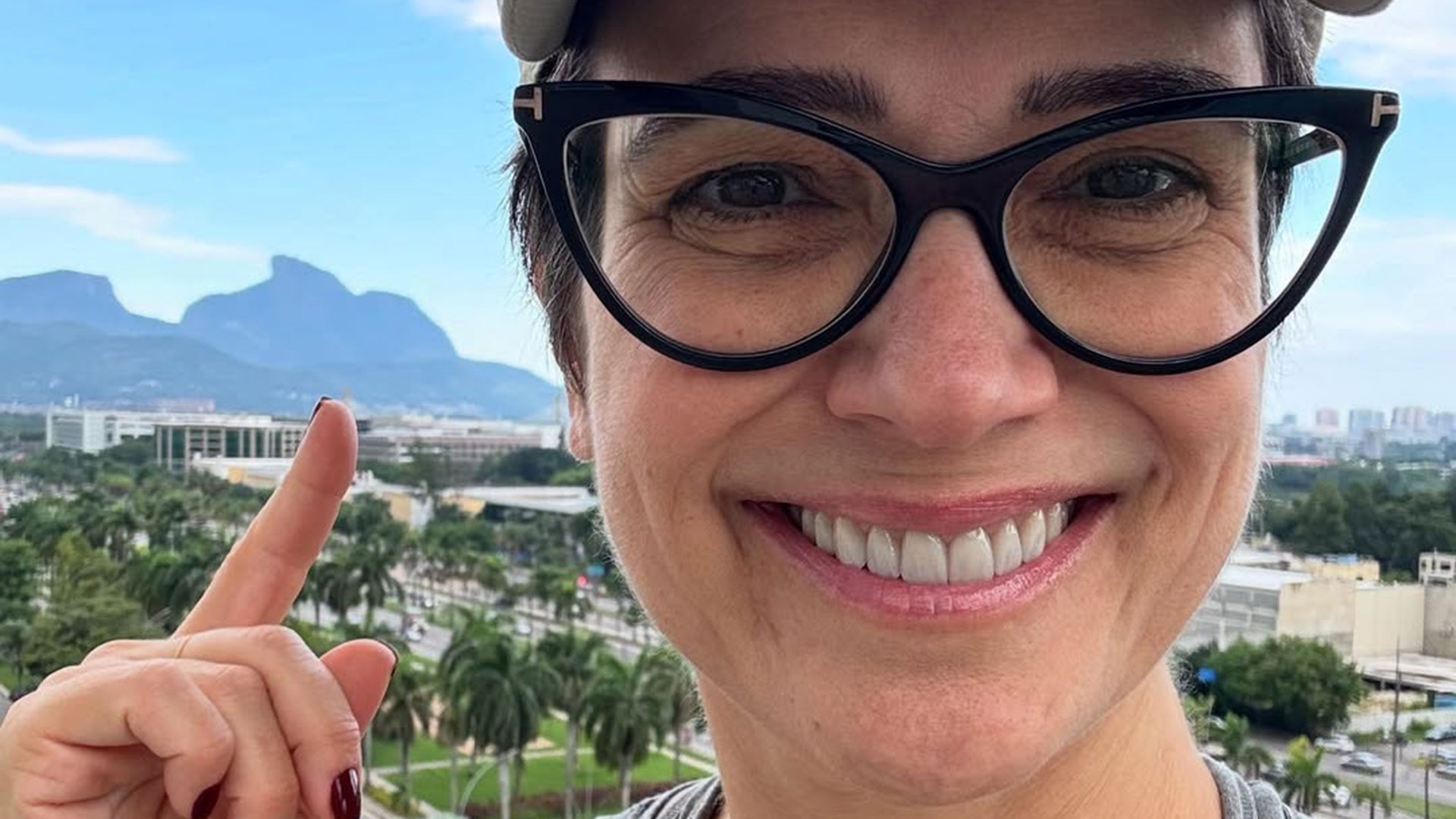Sandra Annemberg mostra maquiagem pronta para festa da Rede Globo