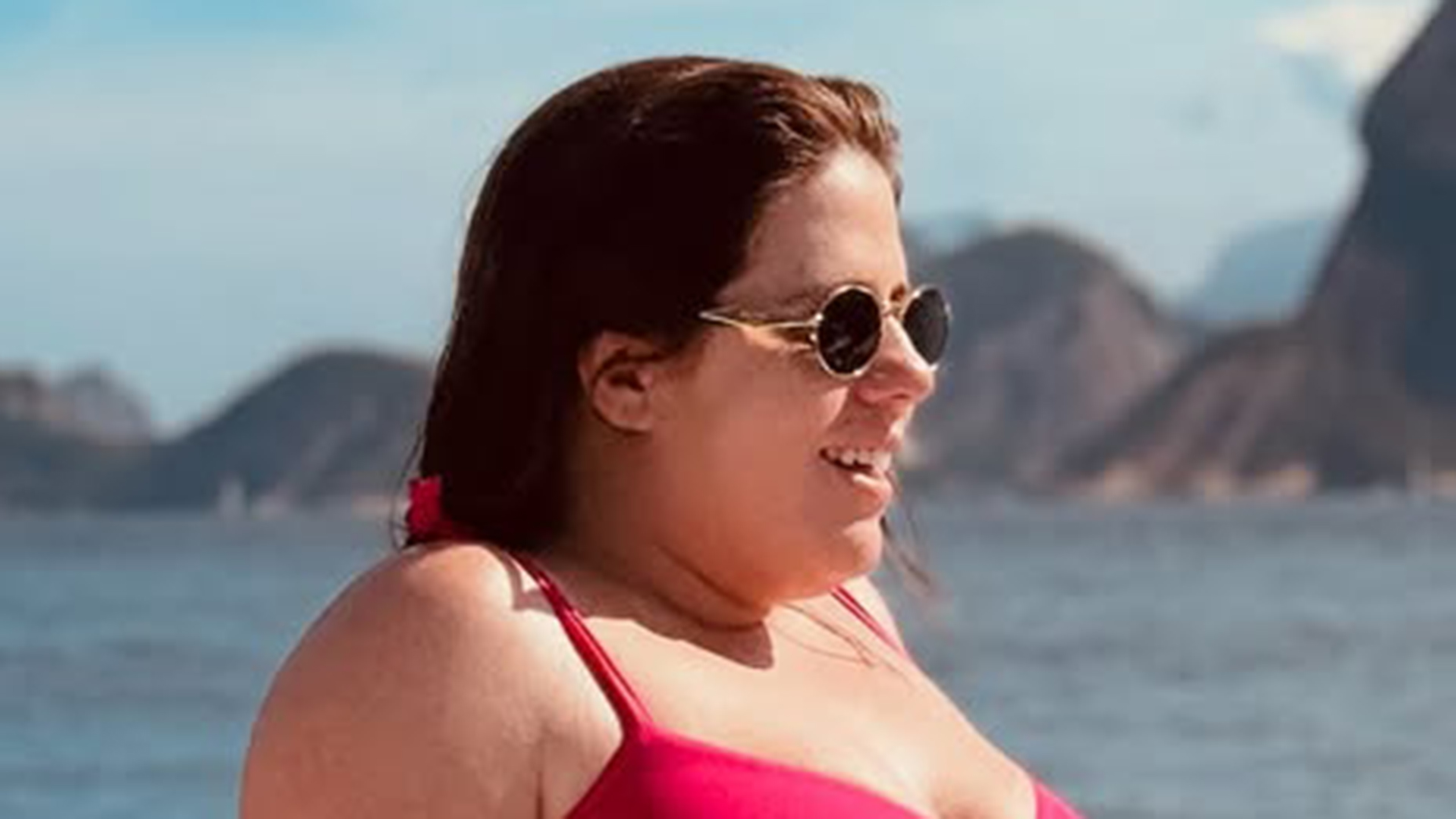 De biquíni, Tati Machado exibe o barrigão de grávida e é elogiada