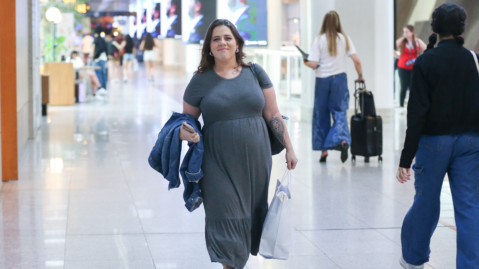 De vestido longo, Tati Machado exibe o barrigão de grávida