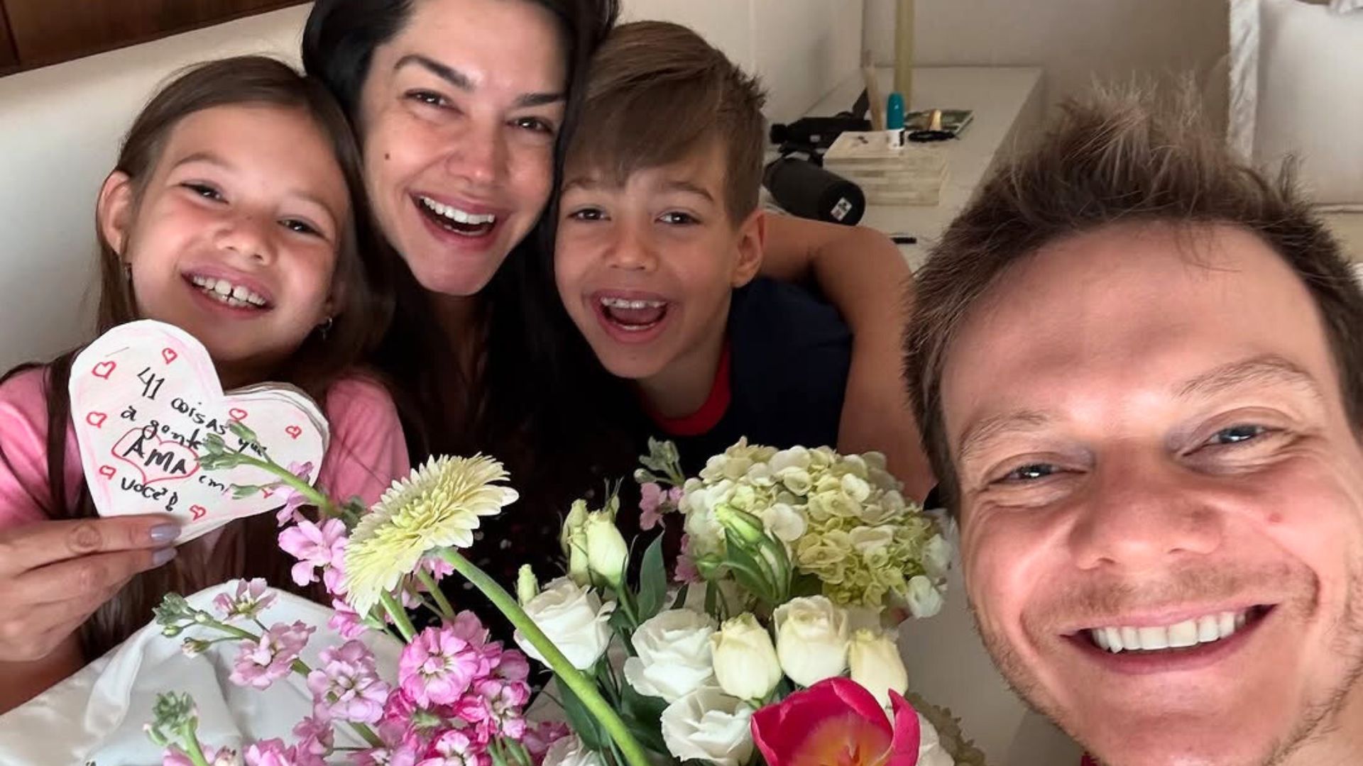 Thais Fersoza ganha surpresa de aniversário da família: ‘Cercada de amor’