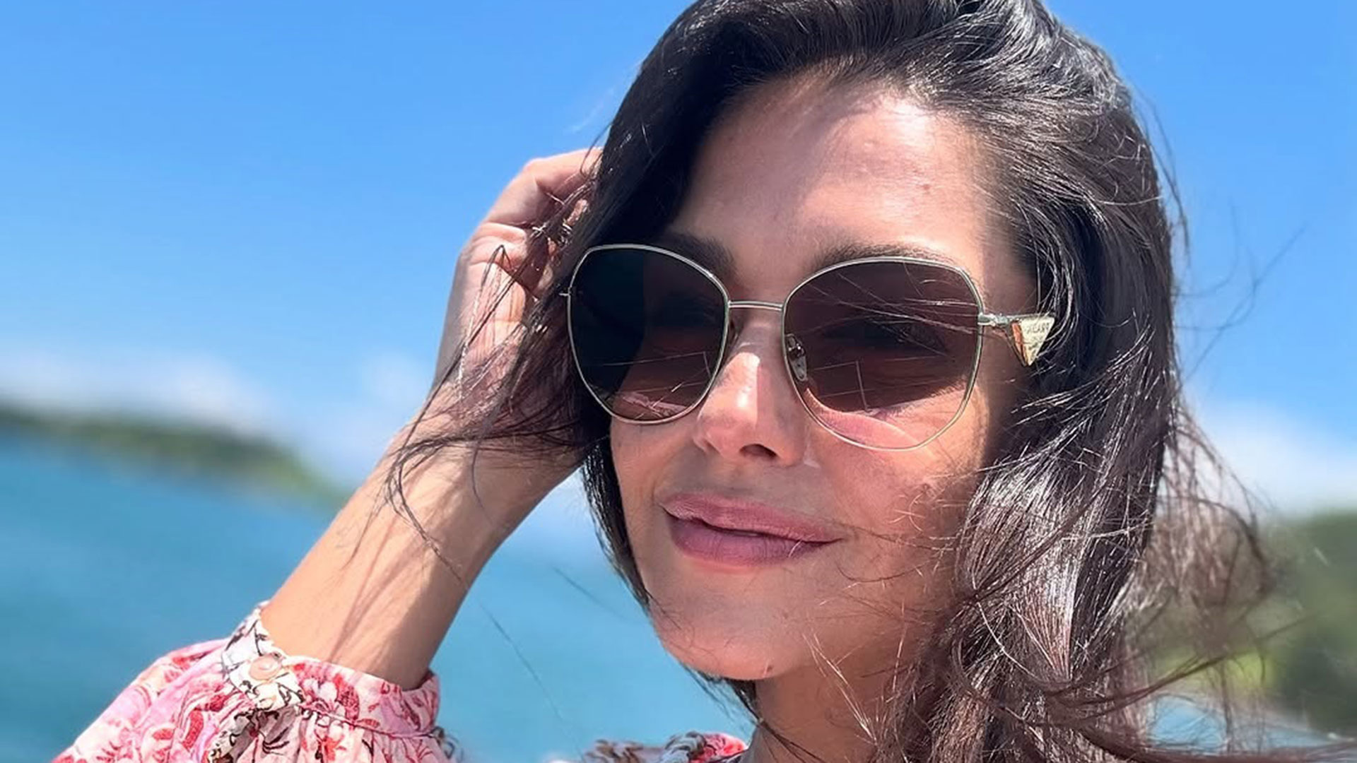 Thais Fersoza relembra fotos da infância para celebrar a chegada de abril
