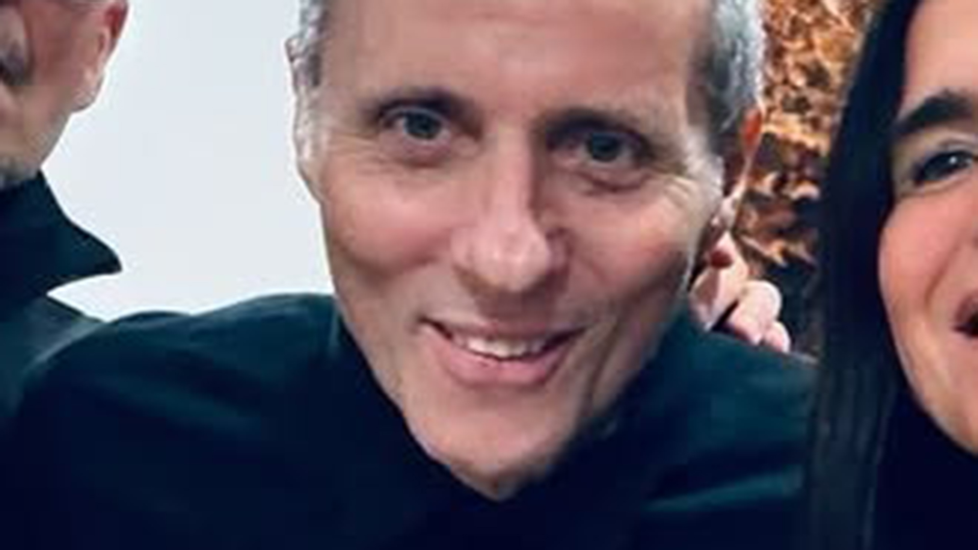 Tony Bellotto aparece pela primeira vez após cirurgia para remover o câncer