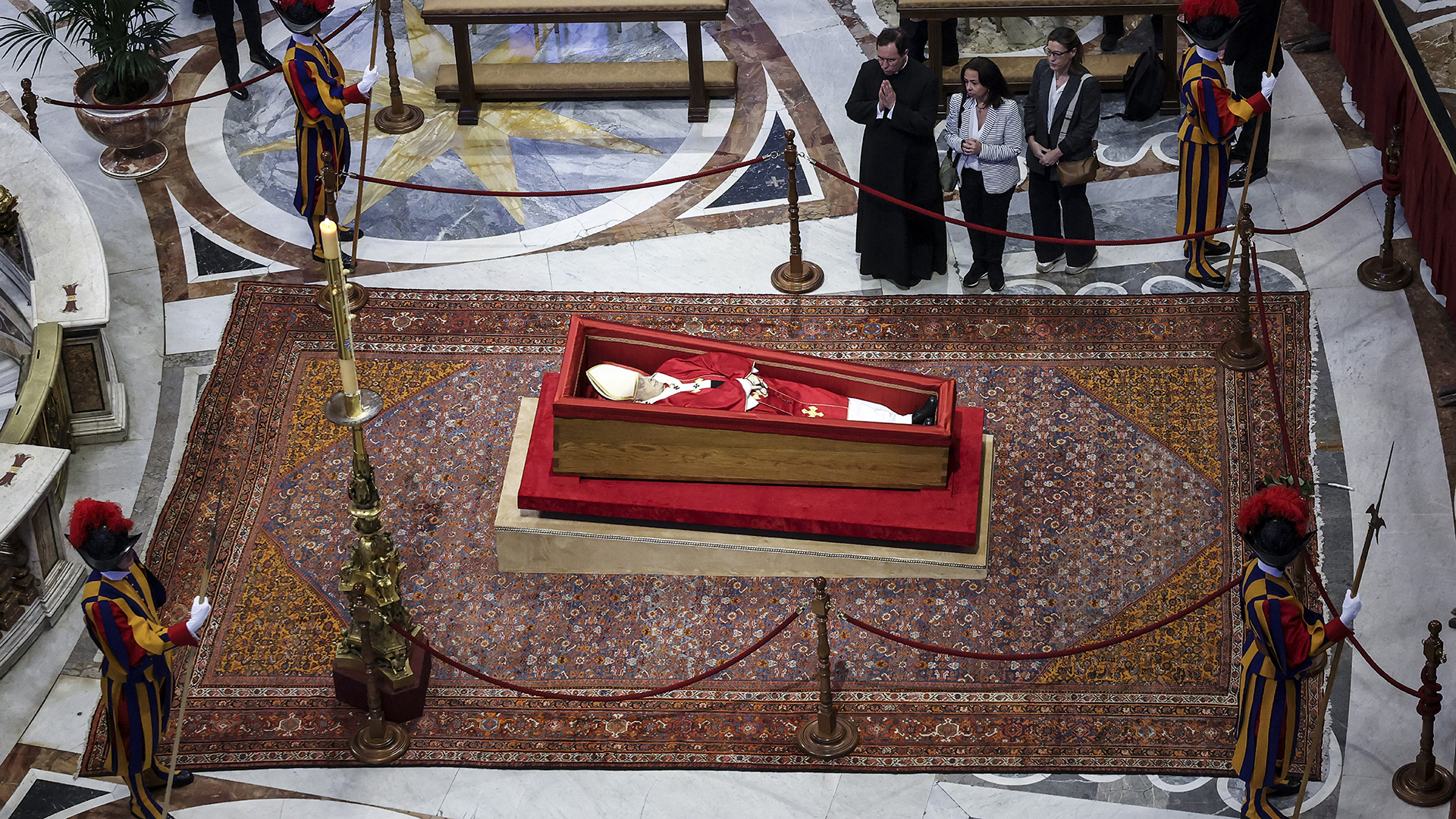 Entenda como foi feito o embalsamamento do corpo do Papa Francisco