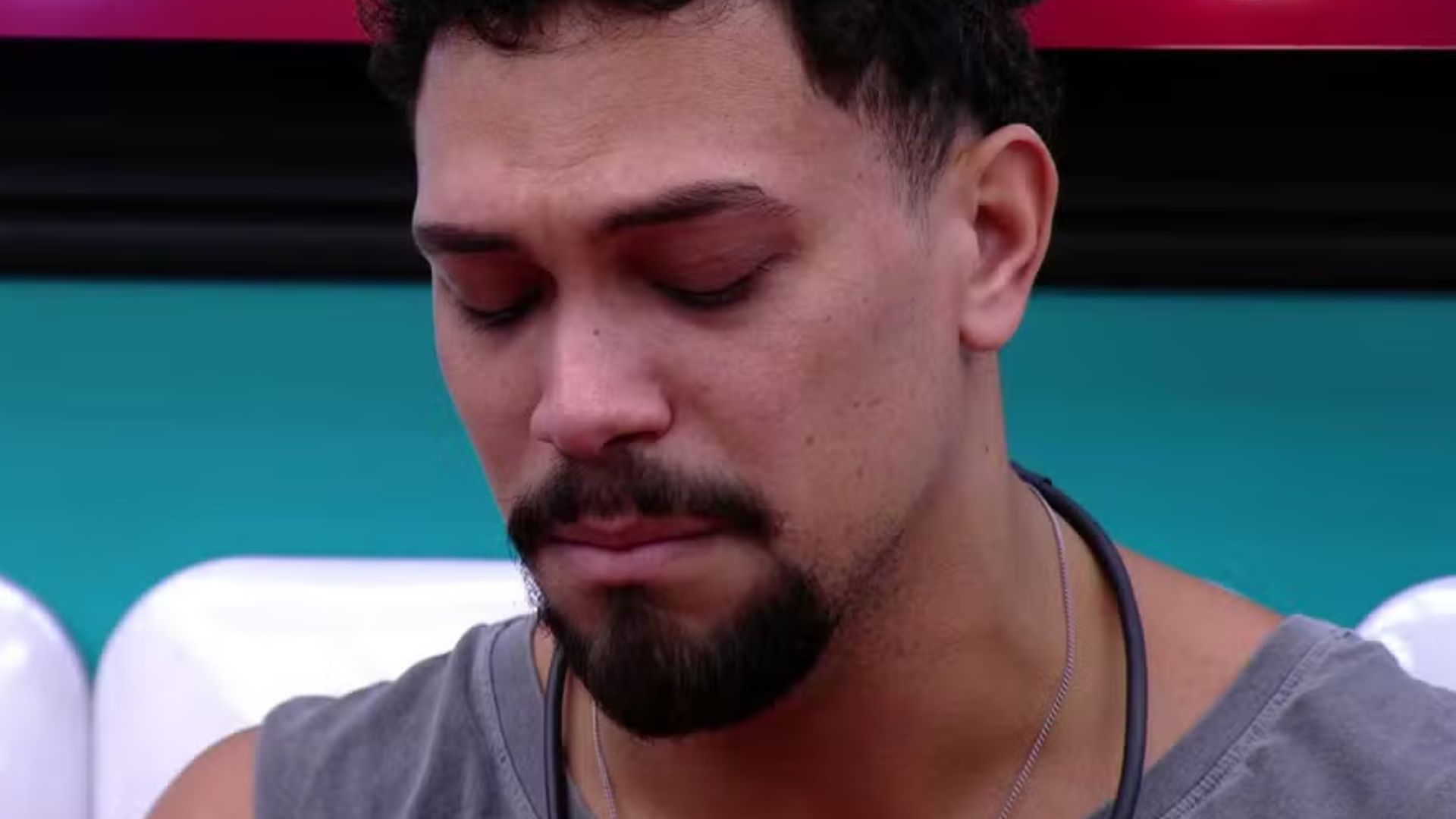 BBB 25: Vinicius cai no choro ao recordar momento difícil em sua vida