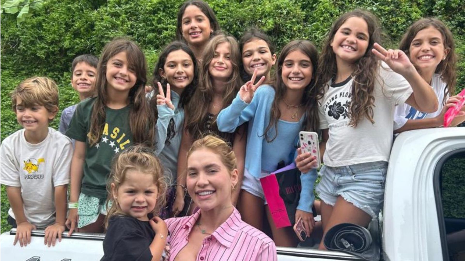 Em seu aniversário, Virginia atende fãs mirins na mansão em Mangaratiba