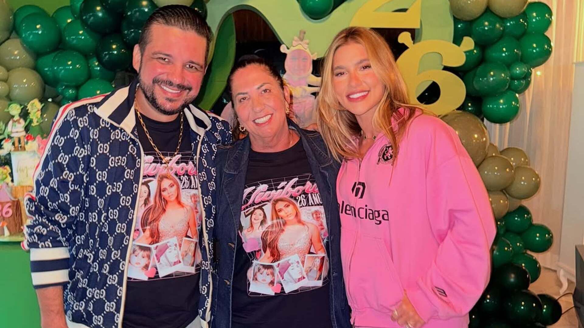 Virginia mostra presente que ganhou do namorado da mãe