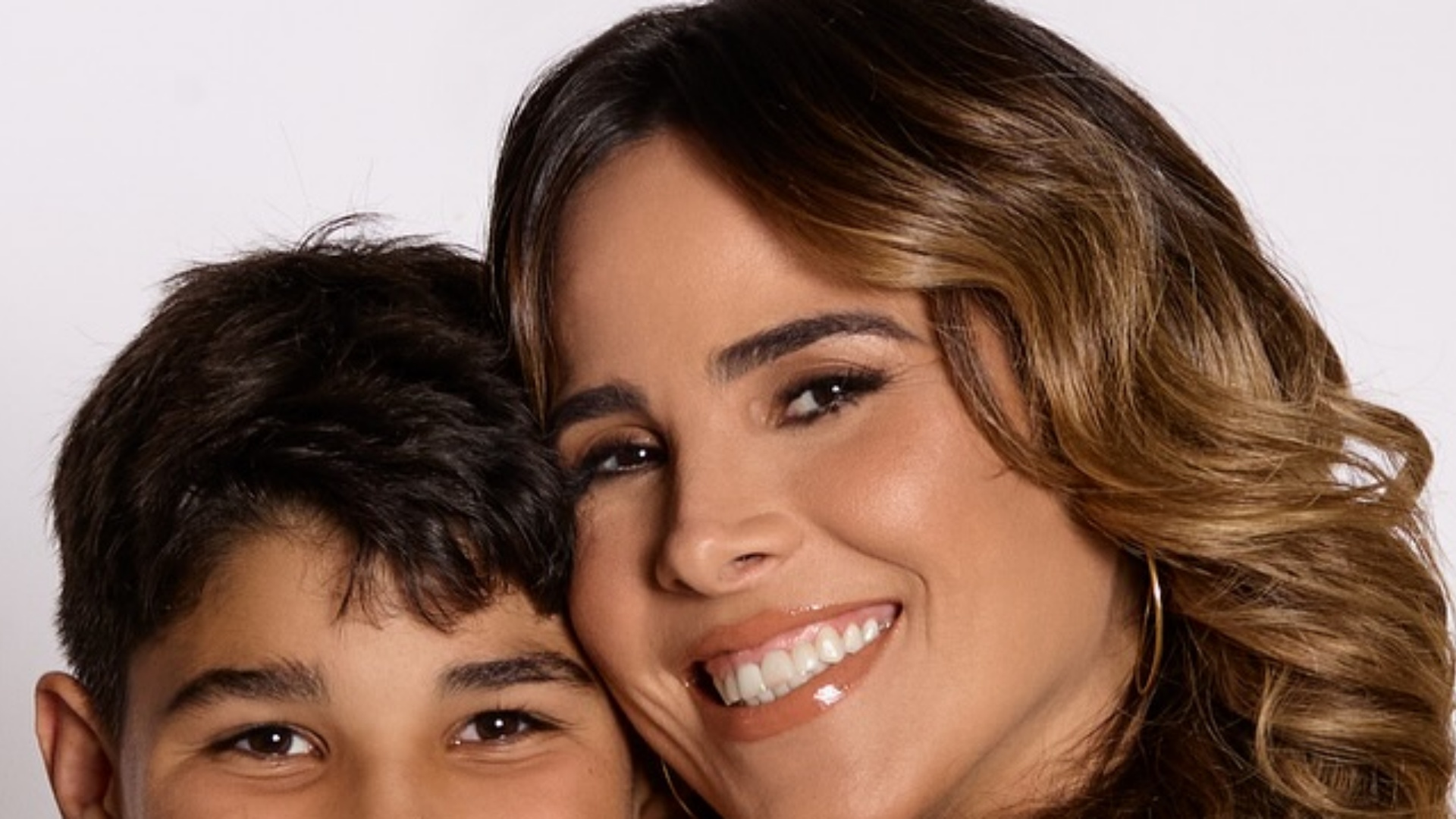 Wanessa Camargo encanta com fotos inéditas ao lado do filho caçula: ‘Lindos’