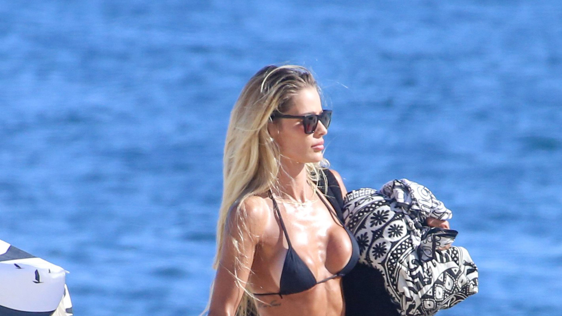Yasmin Brunet exibe corpo impecável em dia de praia