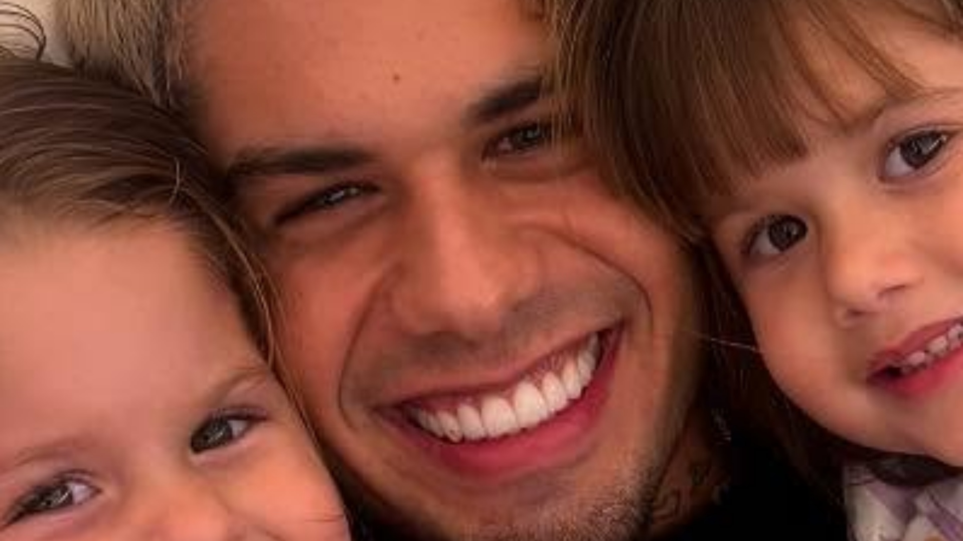 Zé Felipe encanta ao posar agarradinho com as filhas: ‘Lindas demais’