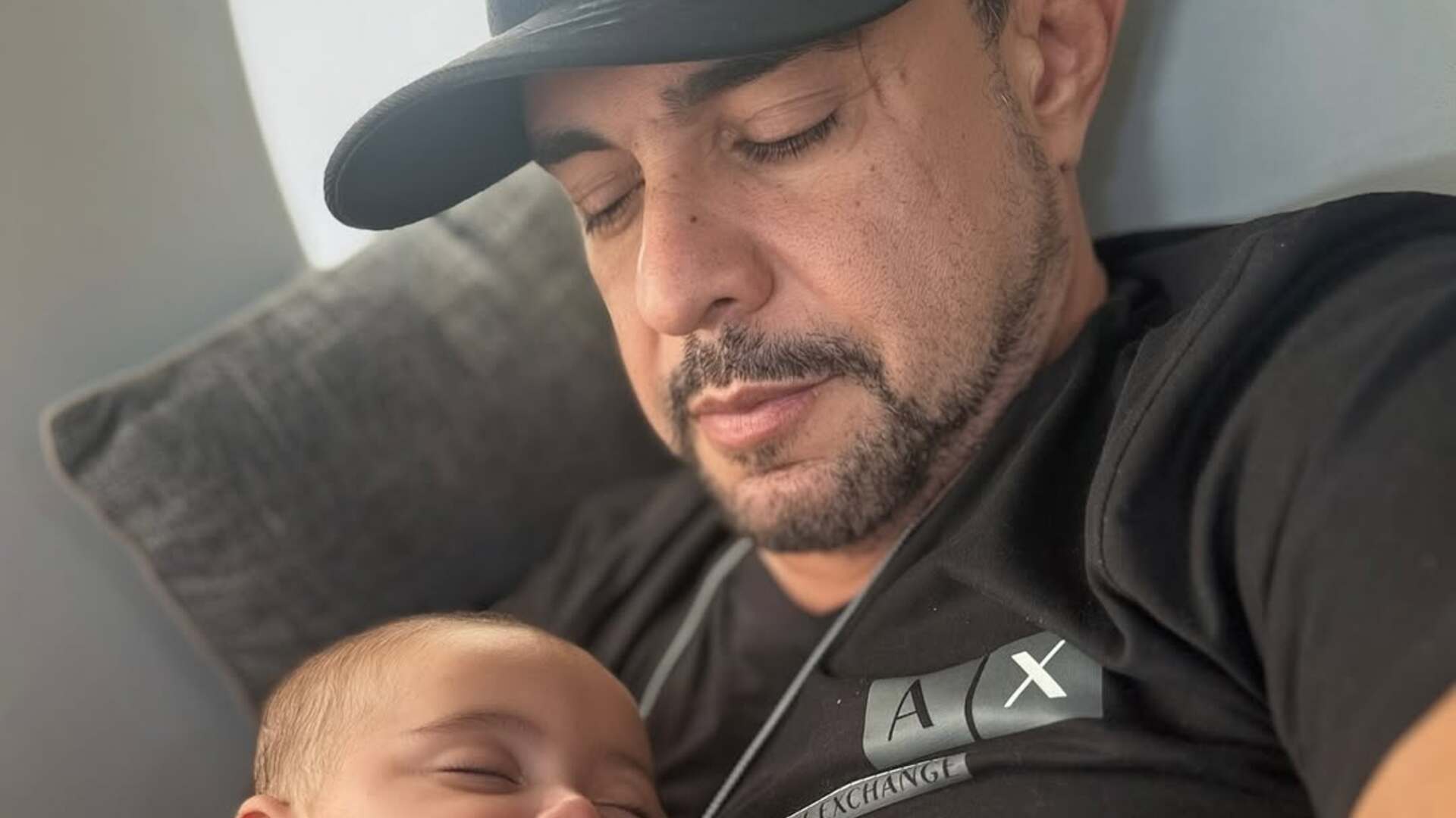 Zezé Di Camargo mostra reencontro com a filha após sete dias separados