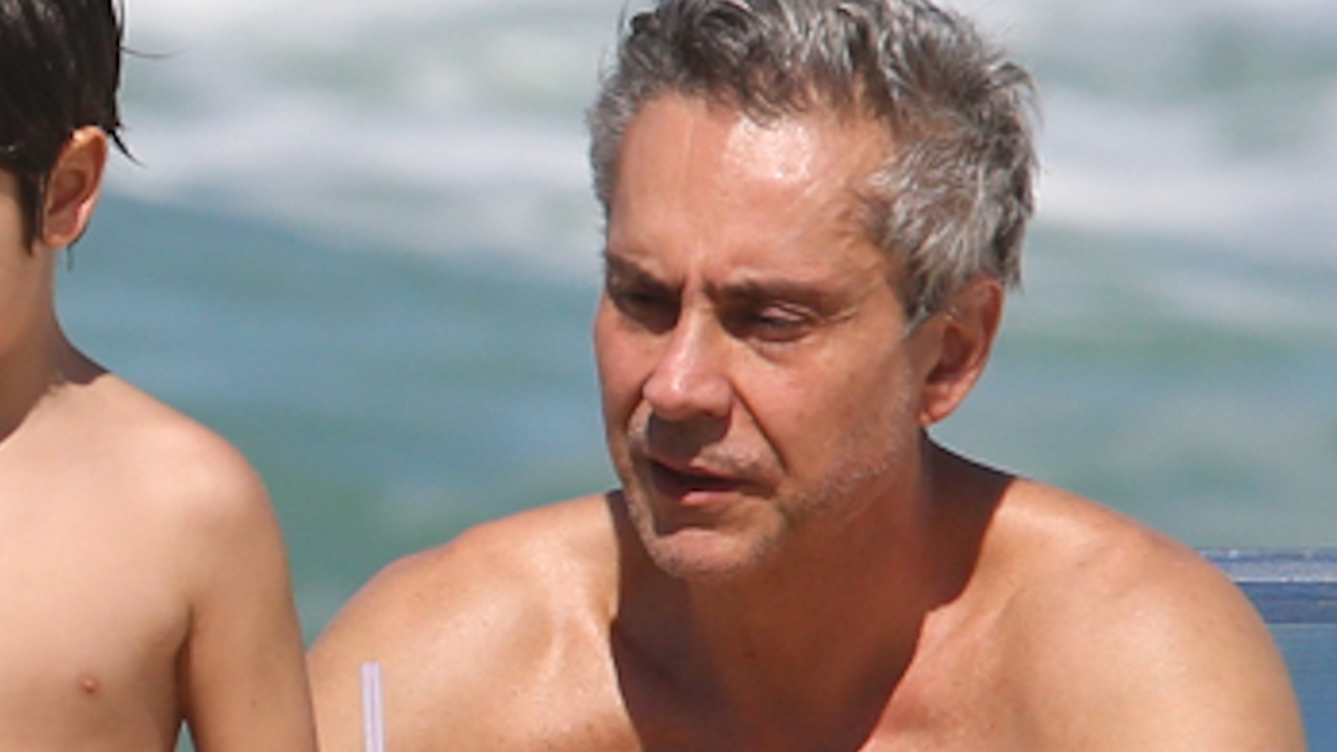 Alexandre Nero curte dia na praia com os dois filhos