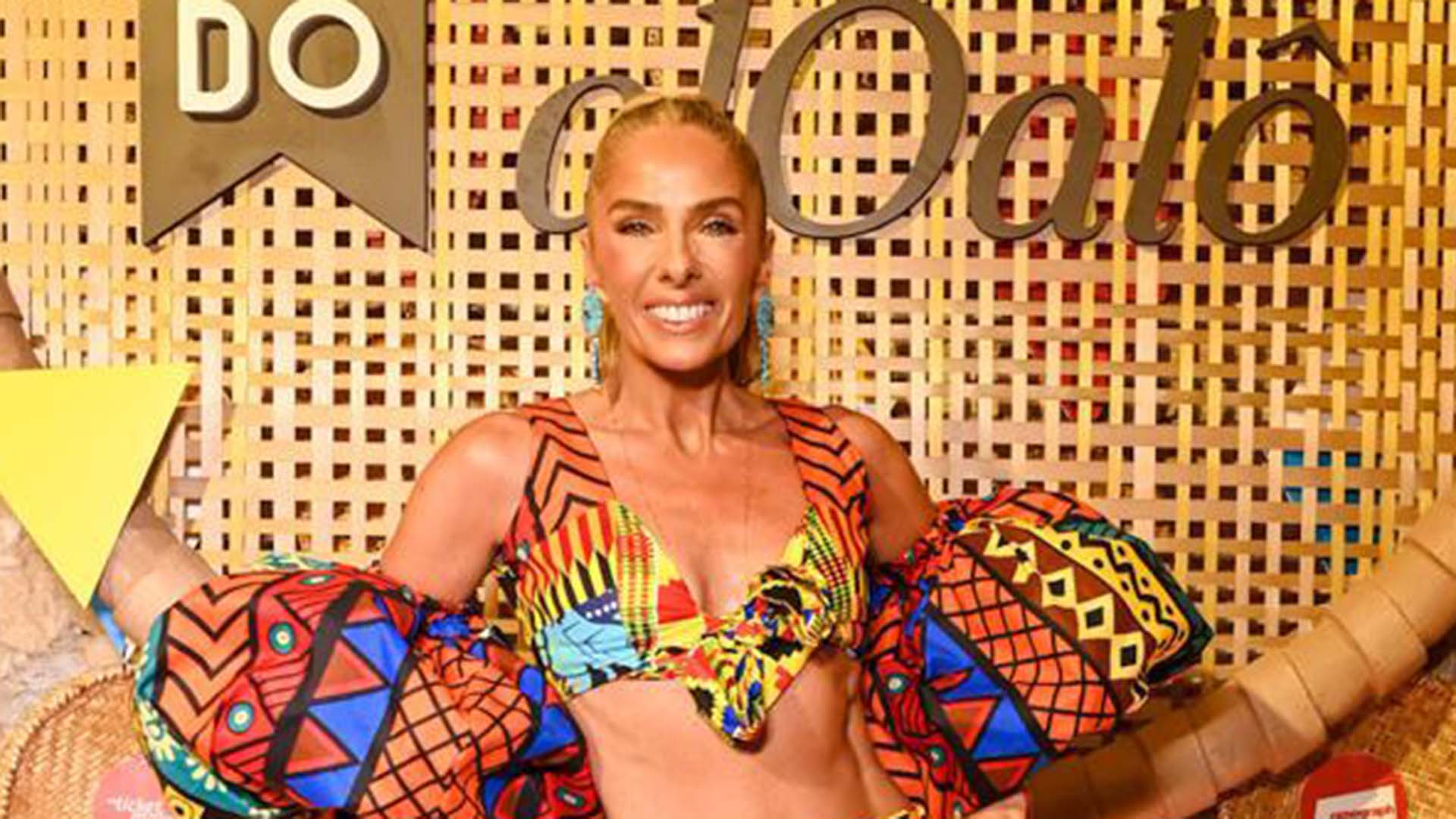 Adriane Galisteu surge com look estiloso no Arraiá do Alô Alô Bahia