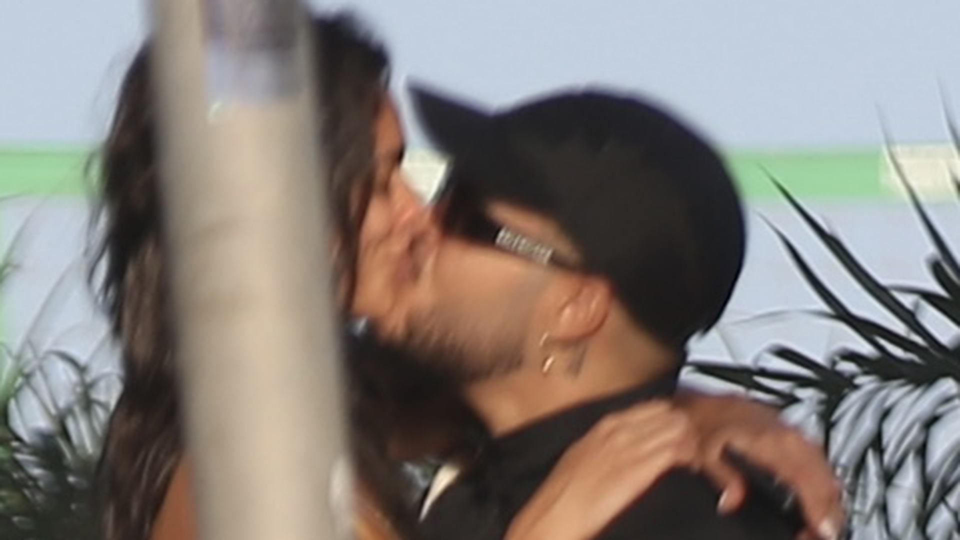 Ex-BBB Alane e Francisco Gil surgem aos beijos na praia. Saiba qual é a história deles
