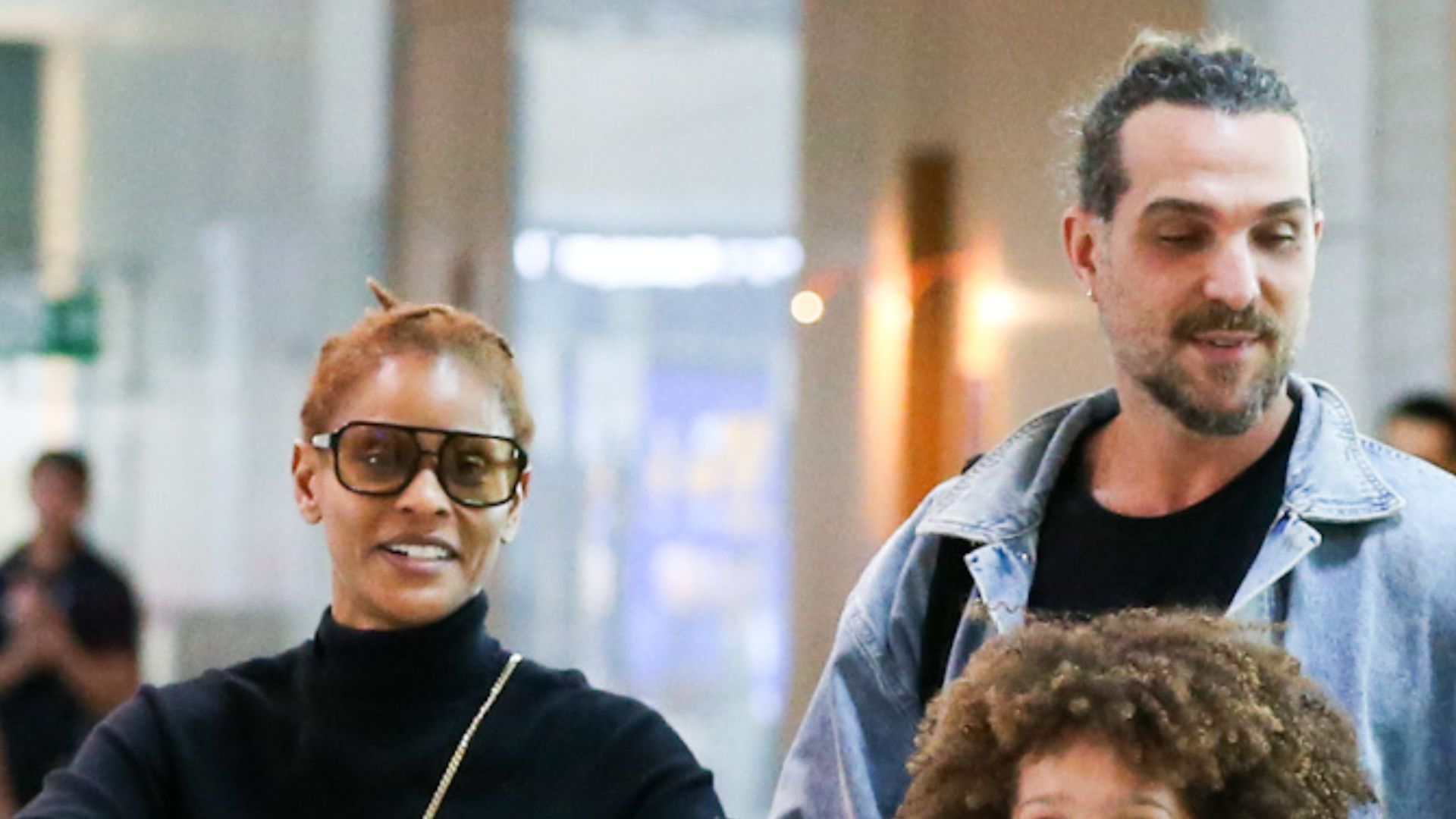 Aline Wirley surge com os filhos e o marido no aeroporto e cena chama a atenção