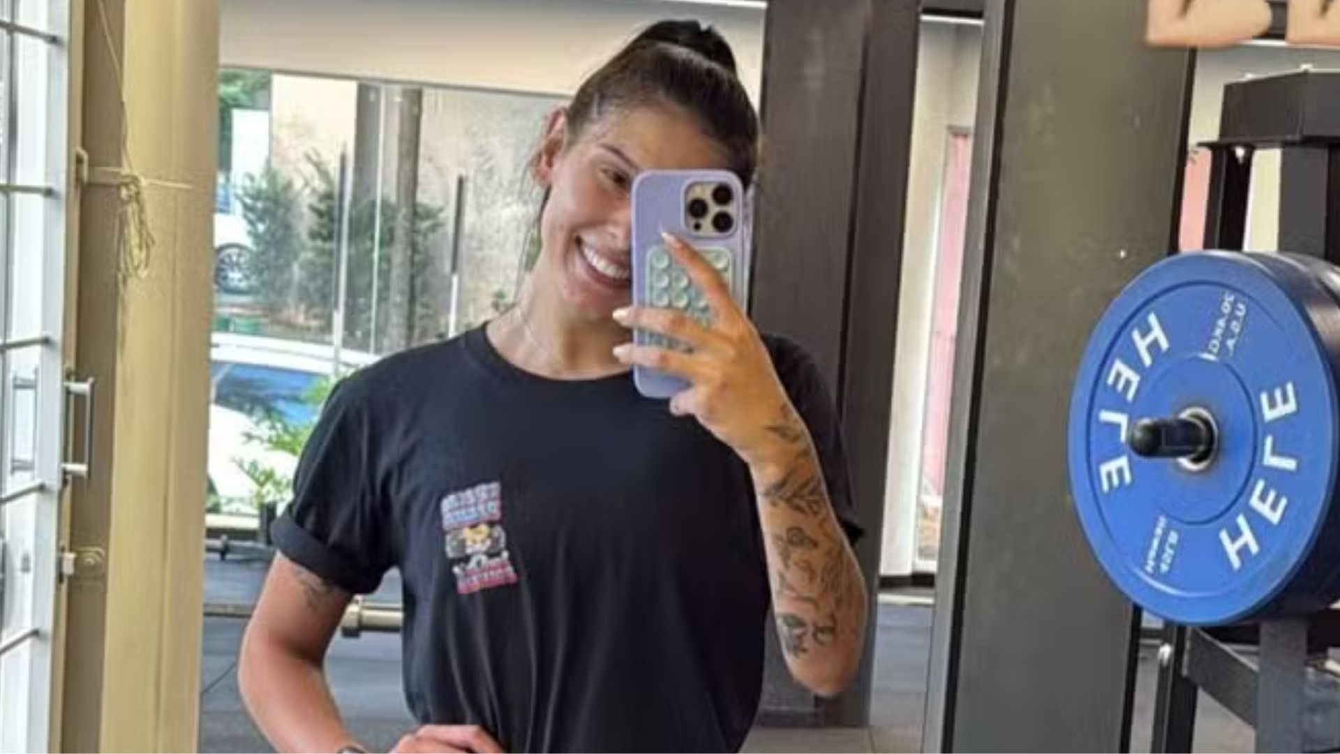 Ana Castela surge com look inusitado na academia e mostra resultado do treino