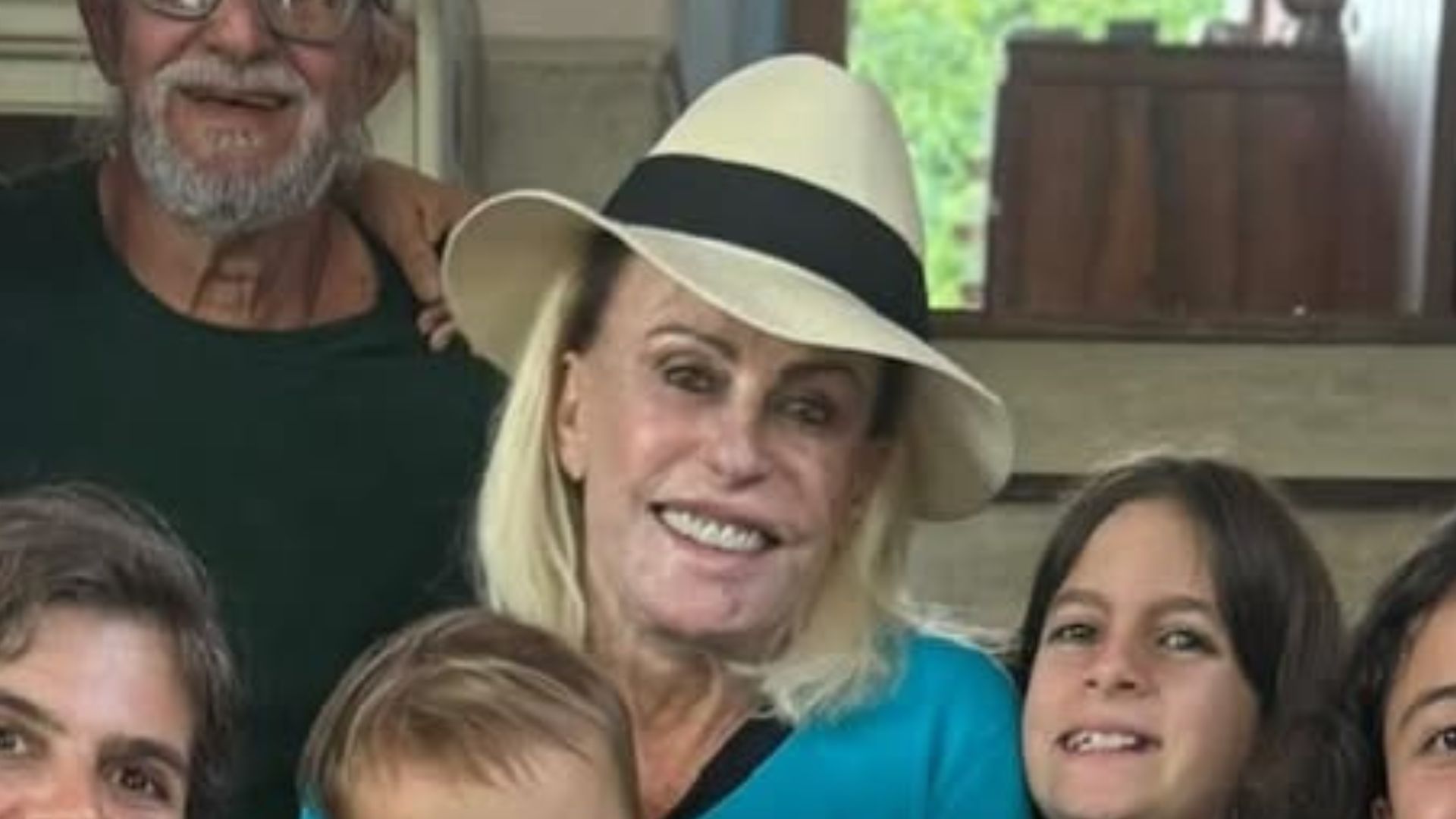 Ana Maria Braga faz aparição rara ao lado da filha e dos netos