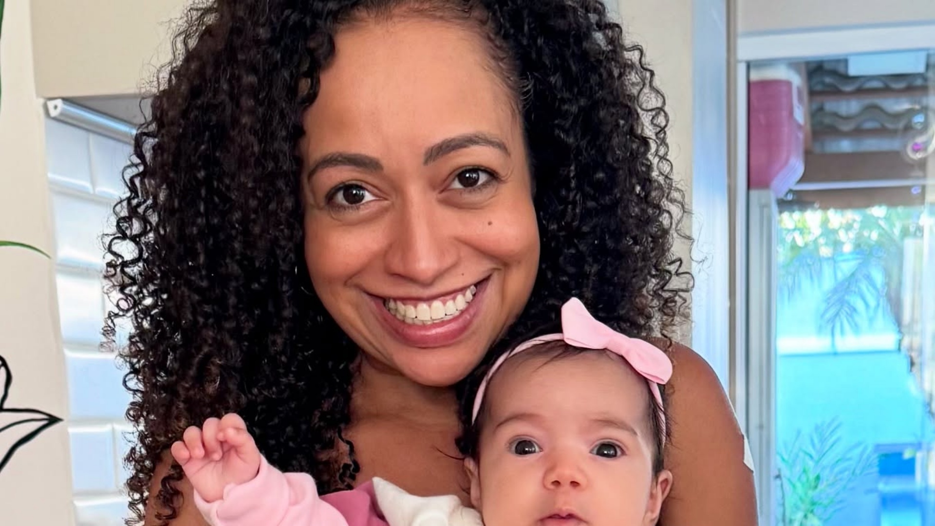 Aretha Oliveira mostra a filha com look estiloso: ‘Não tô dando conta’