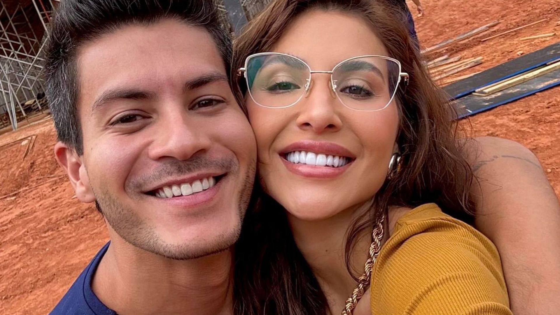 Arthur Aguiar celebra construção da primeira casa própria com Jheny Santucci